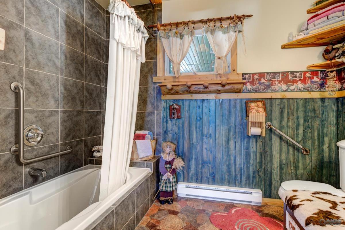 Double Room with Two Single Beds with Private Bathroom