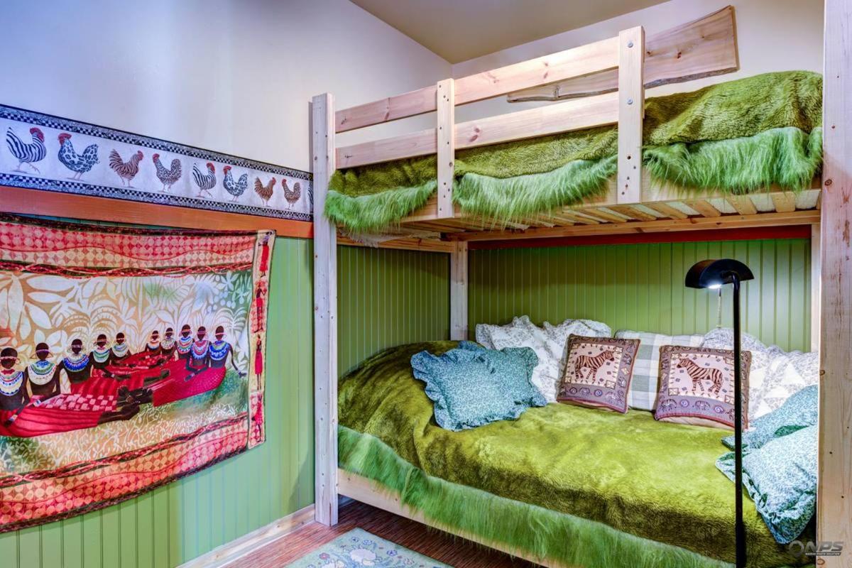 Triple Room with 1 Double Bed and 2 Single Bed with Private Bathroom