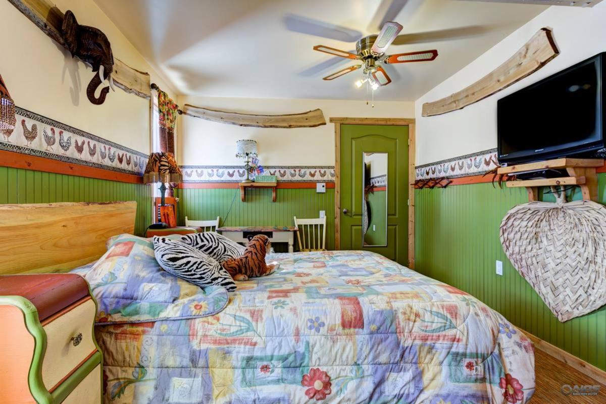 Triple Room with 1 Double Bed and 2 Single Bed with Private Bathroom