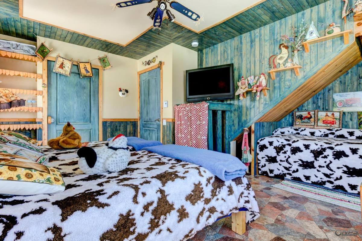 Double Room with Two Single Beds with Private Bathroom