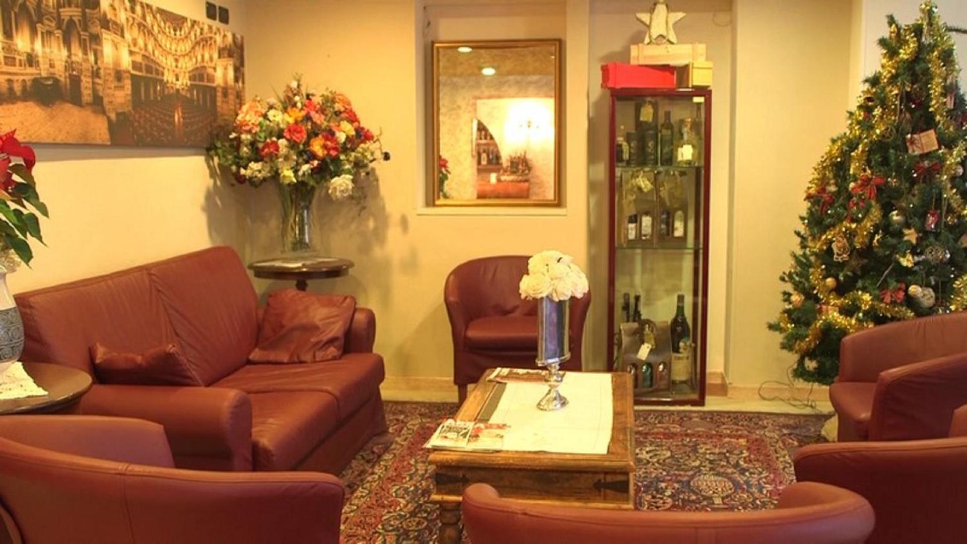 Communal lounge/ TV room