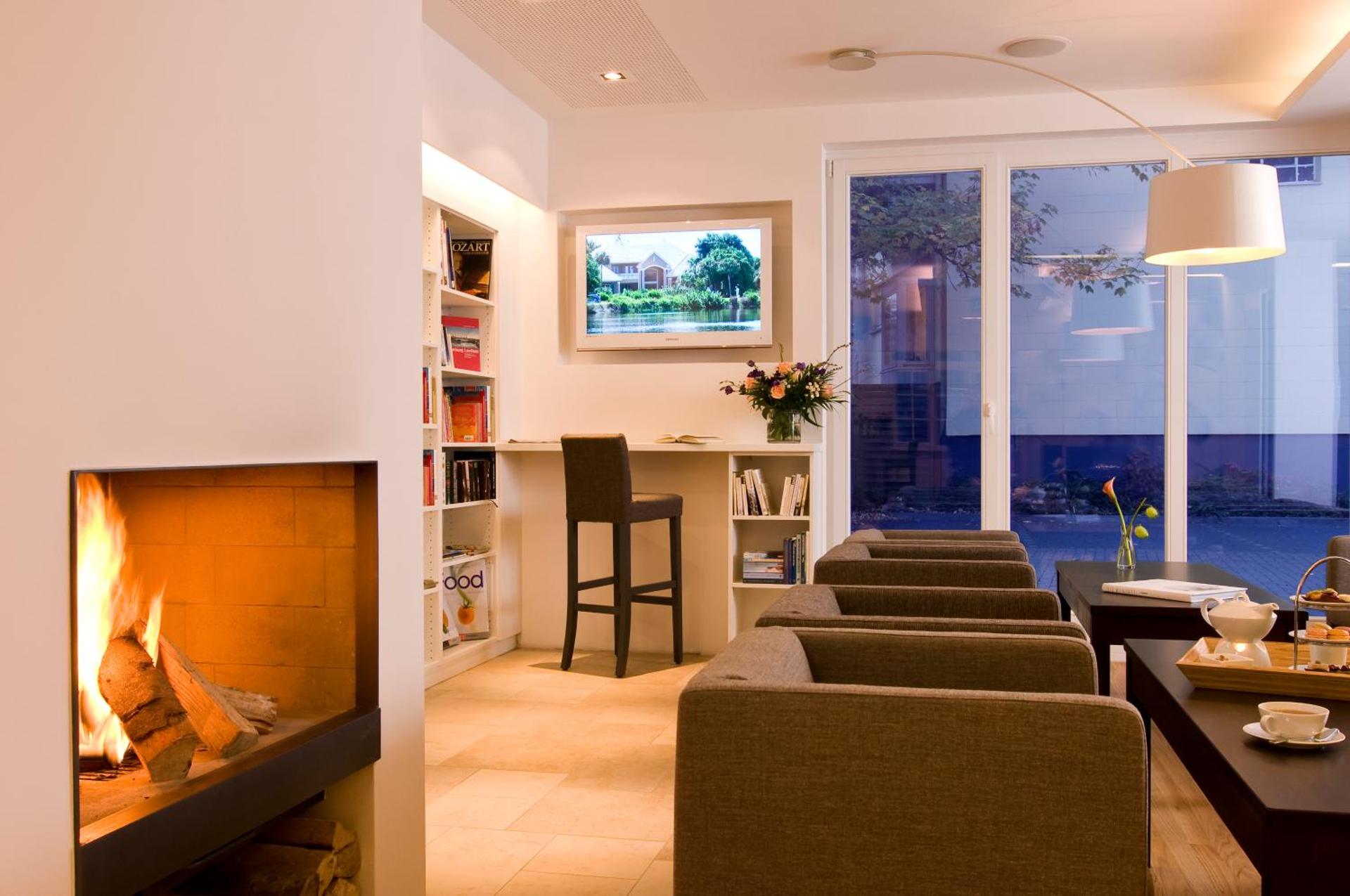 Communal lounge/ TV room