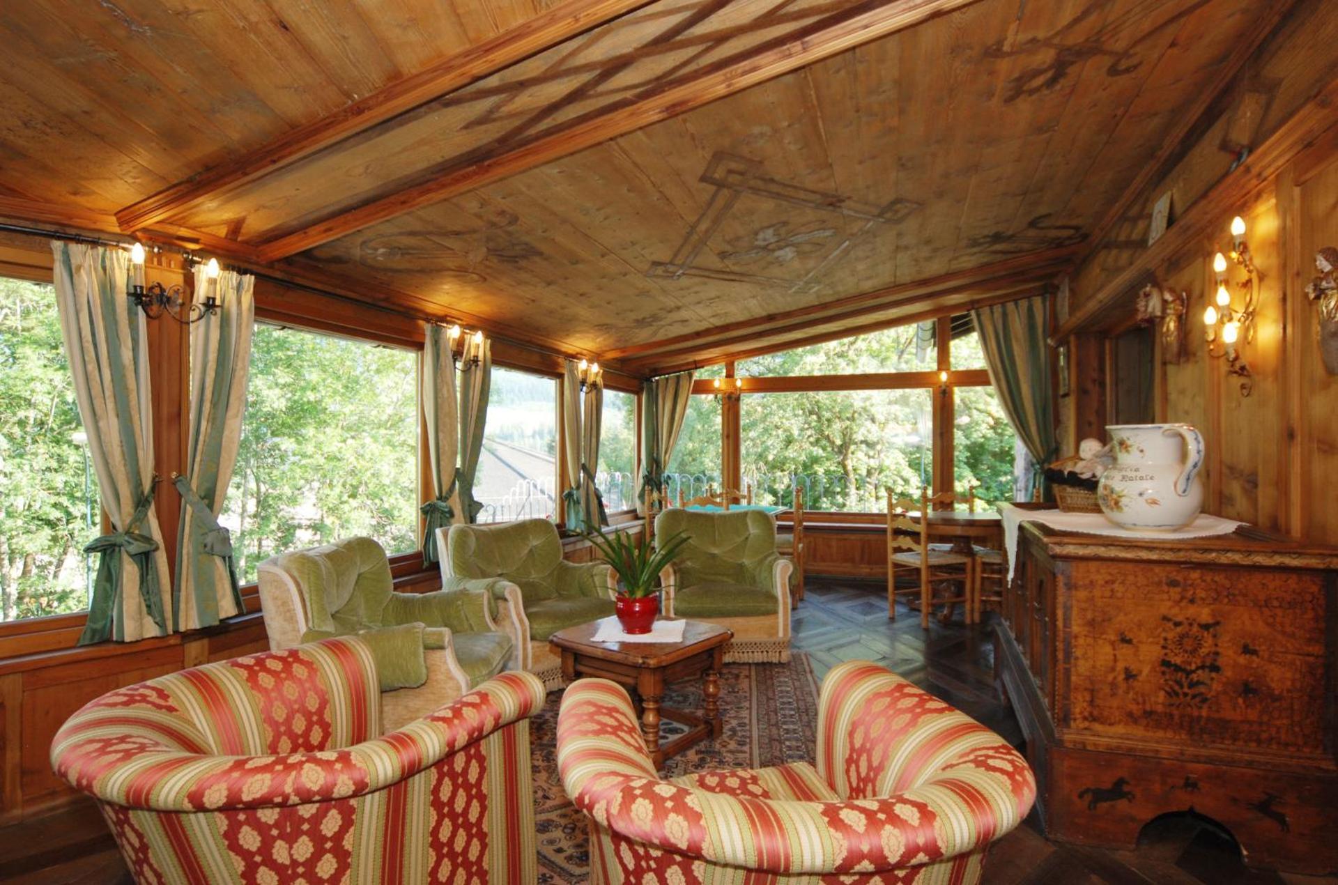 Communal lounge/ TV room