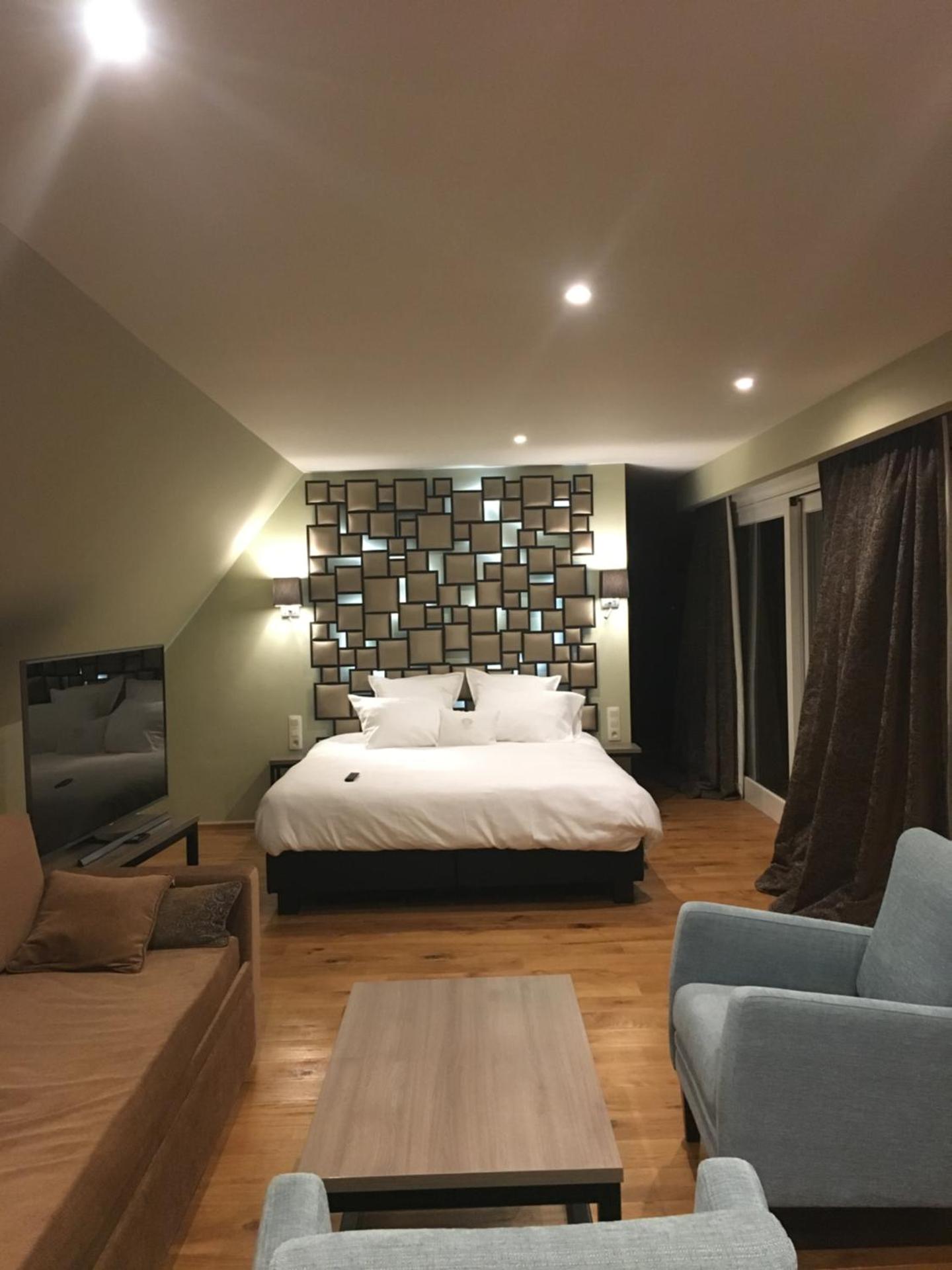 Photo of the whole room