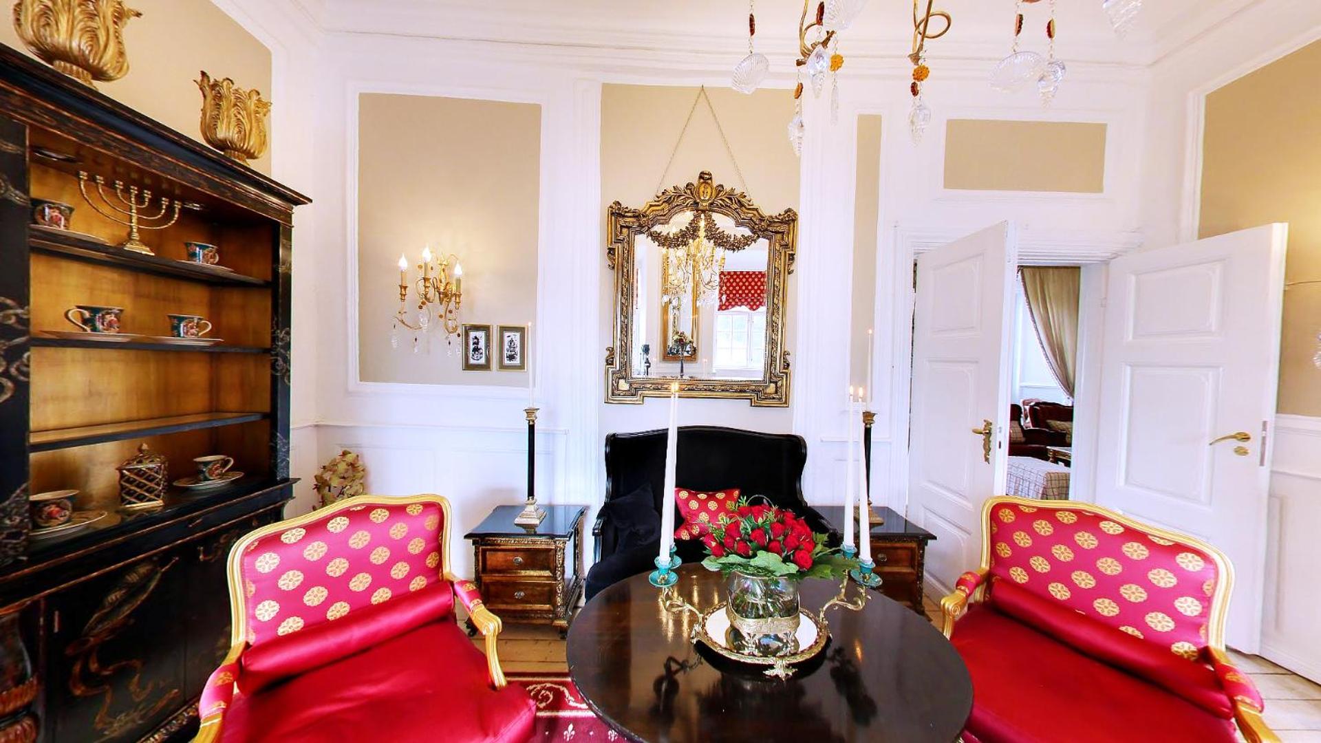 Communal lounge/ TV room