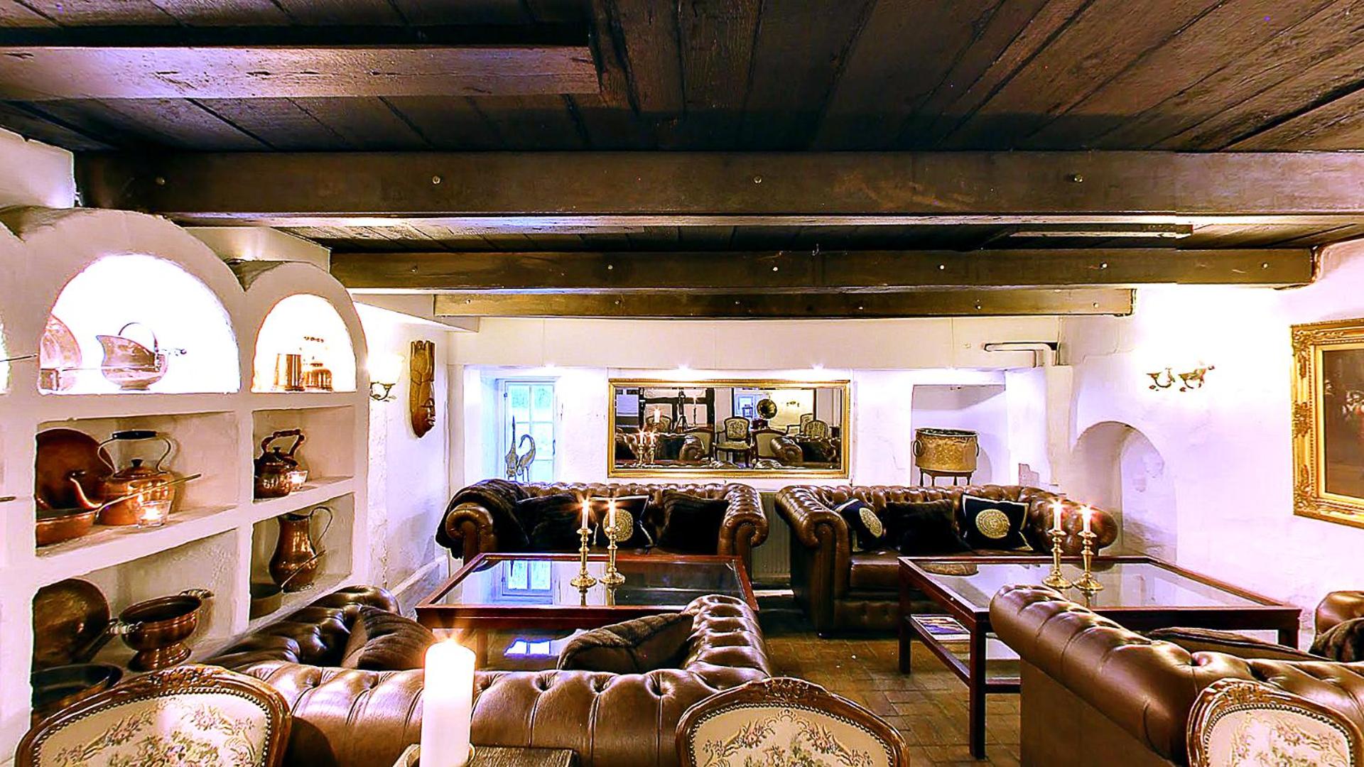 Communal lounge/ TV room