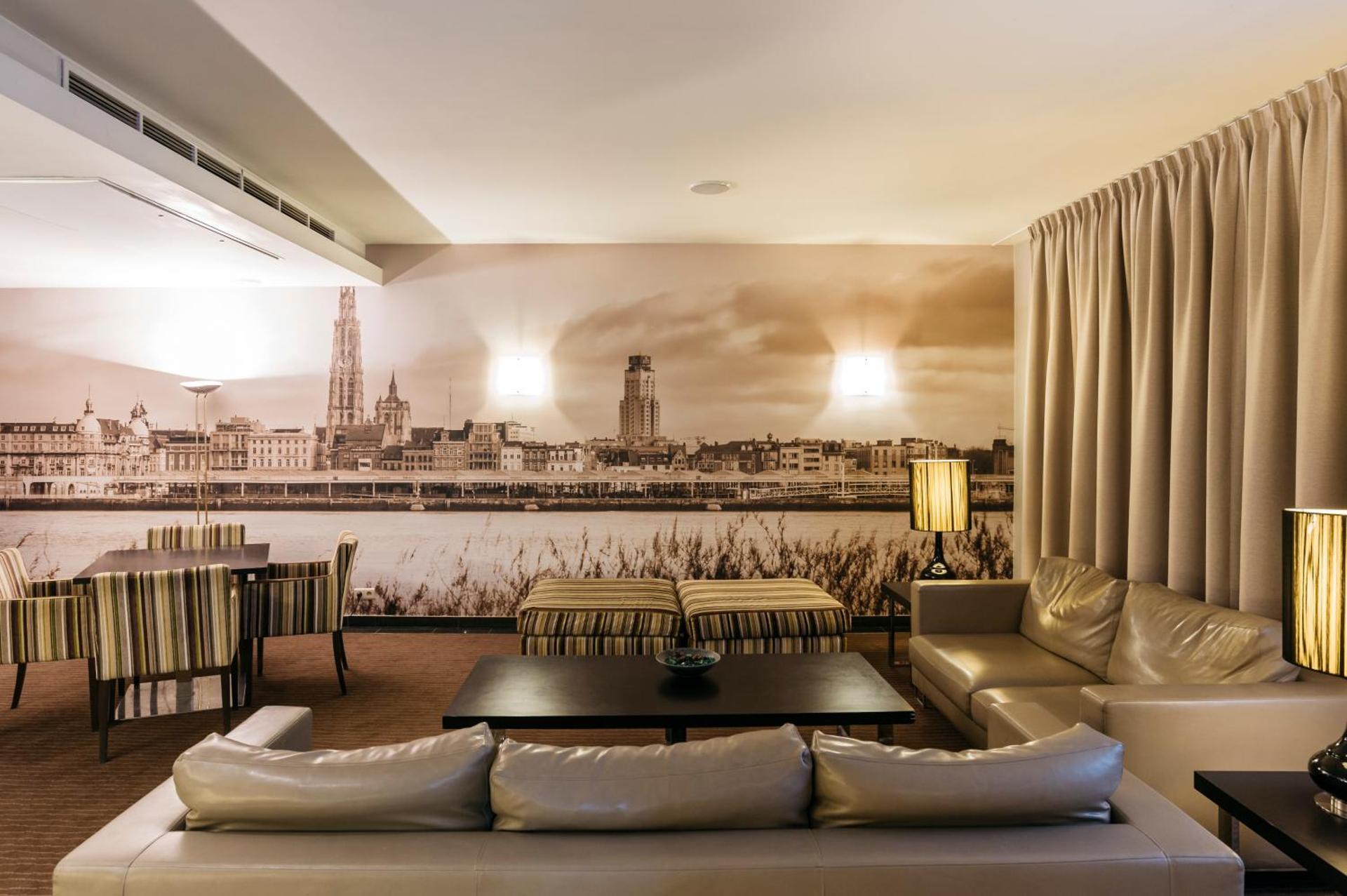 Communal lounge/ TV room