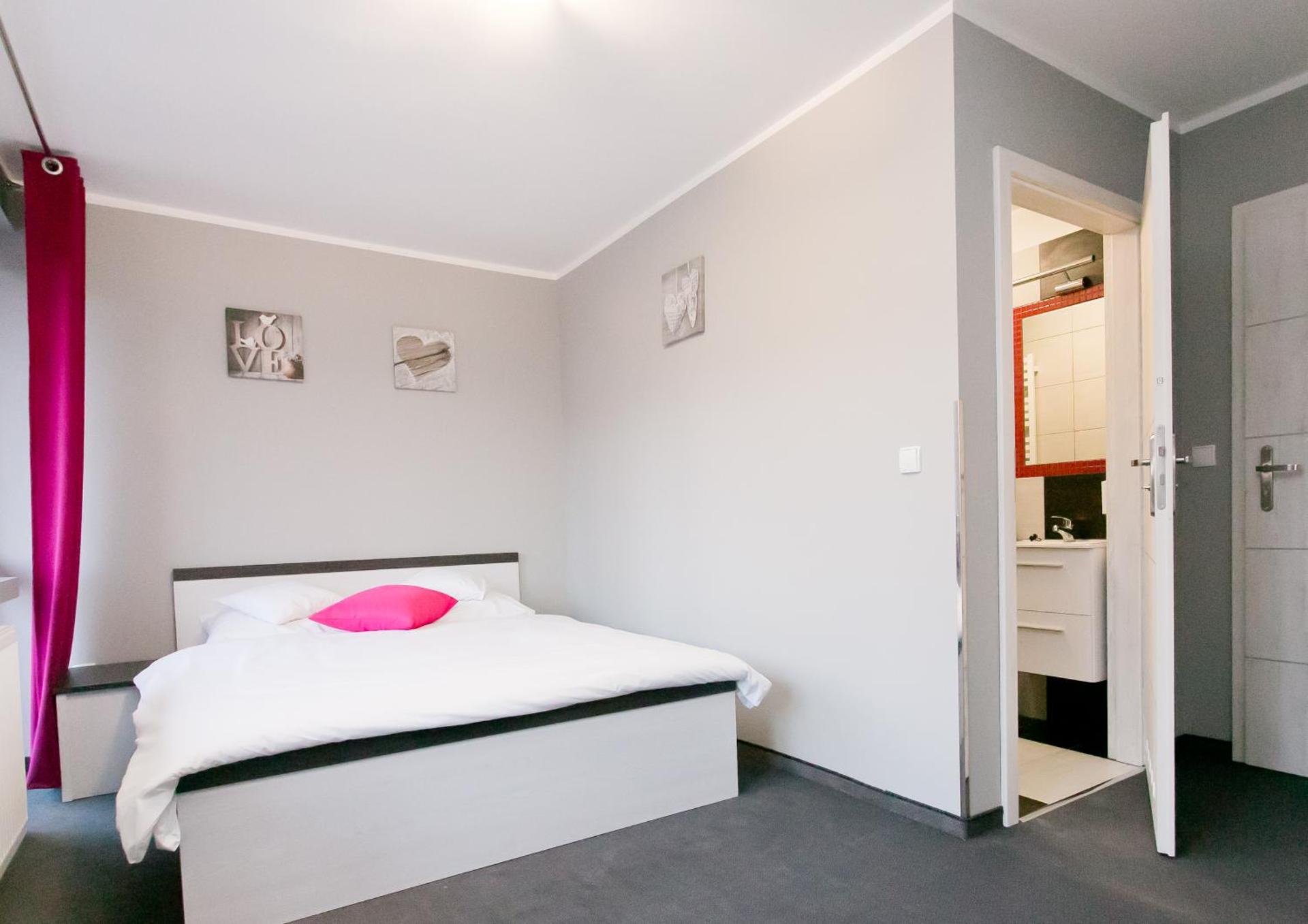 Double Room with Balcony 3