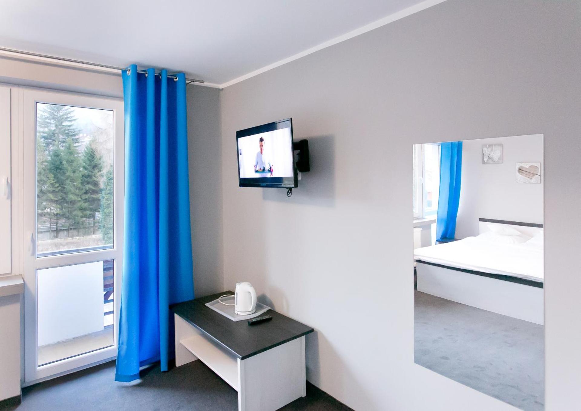 Double Room with Balcony 4