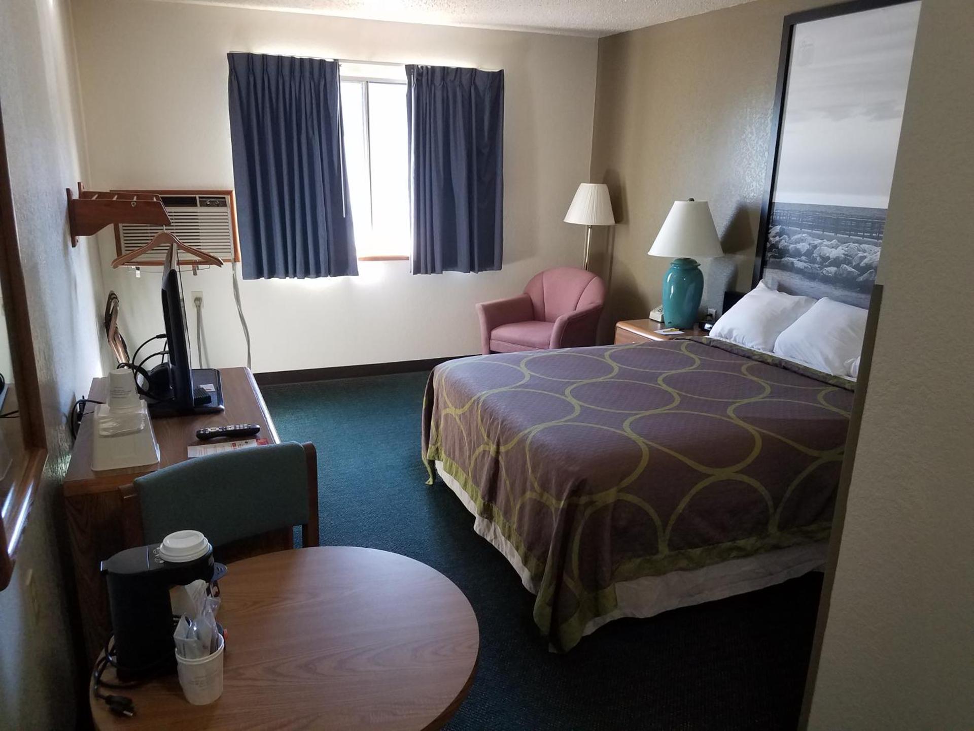 Queen Room with Bath Tub - Mobility Accessible/Non-Smoking