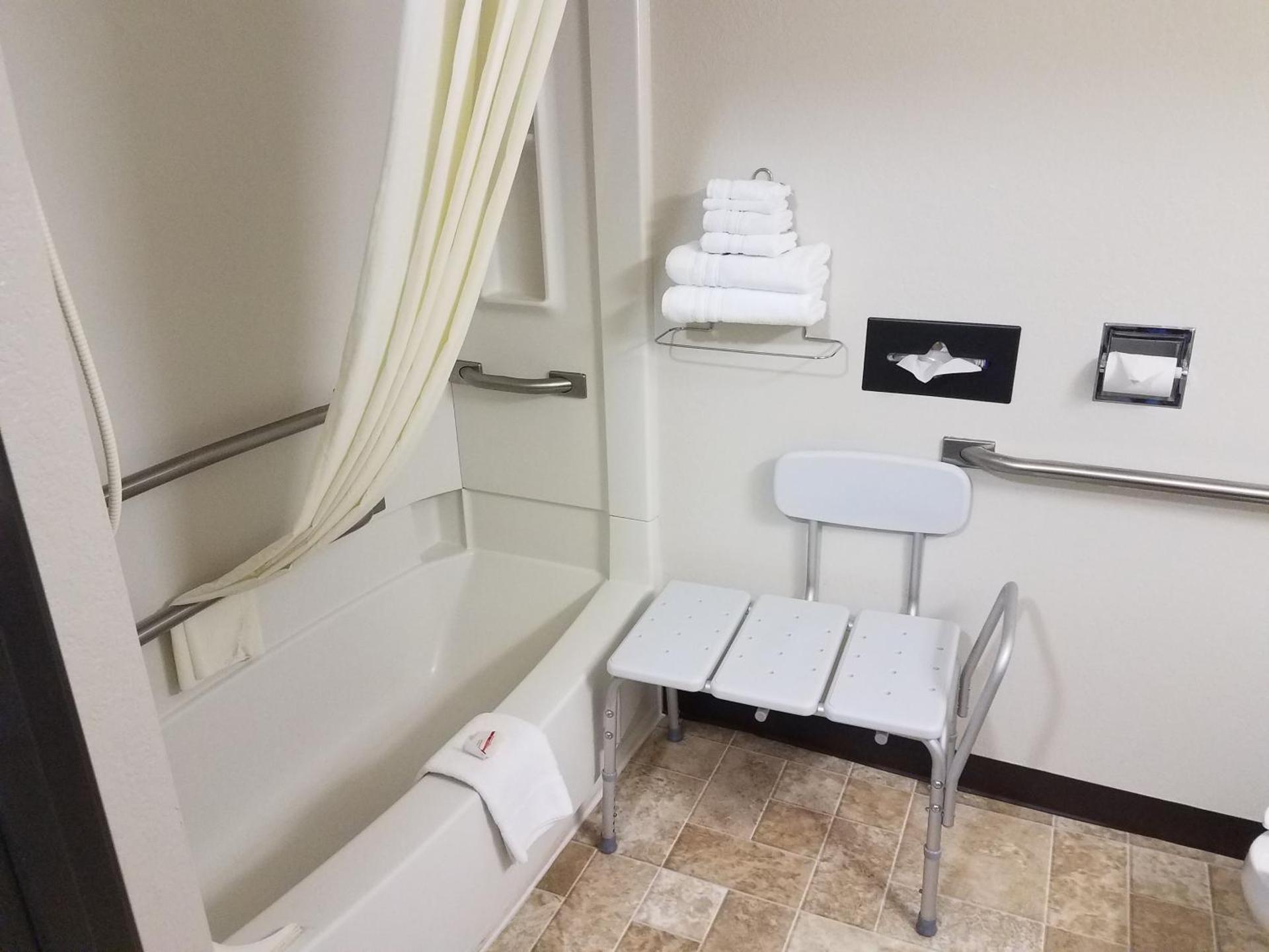 Queen Room with Bath Tub - Mobility Accessible/Non-Smoking