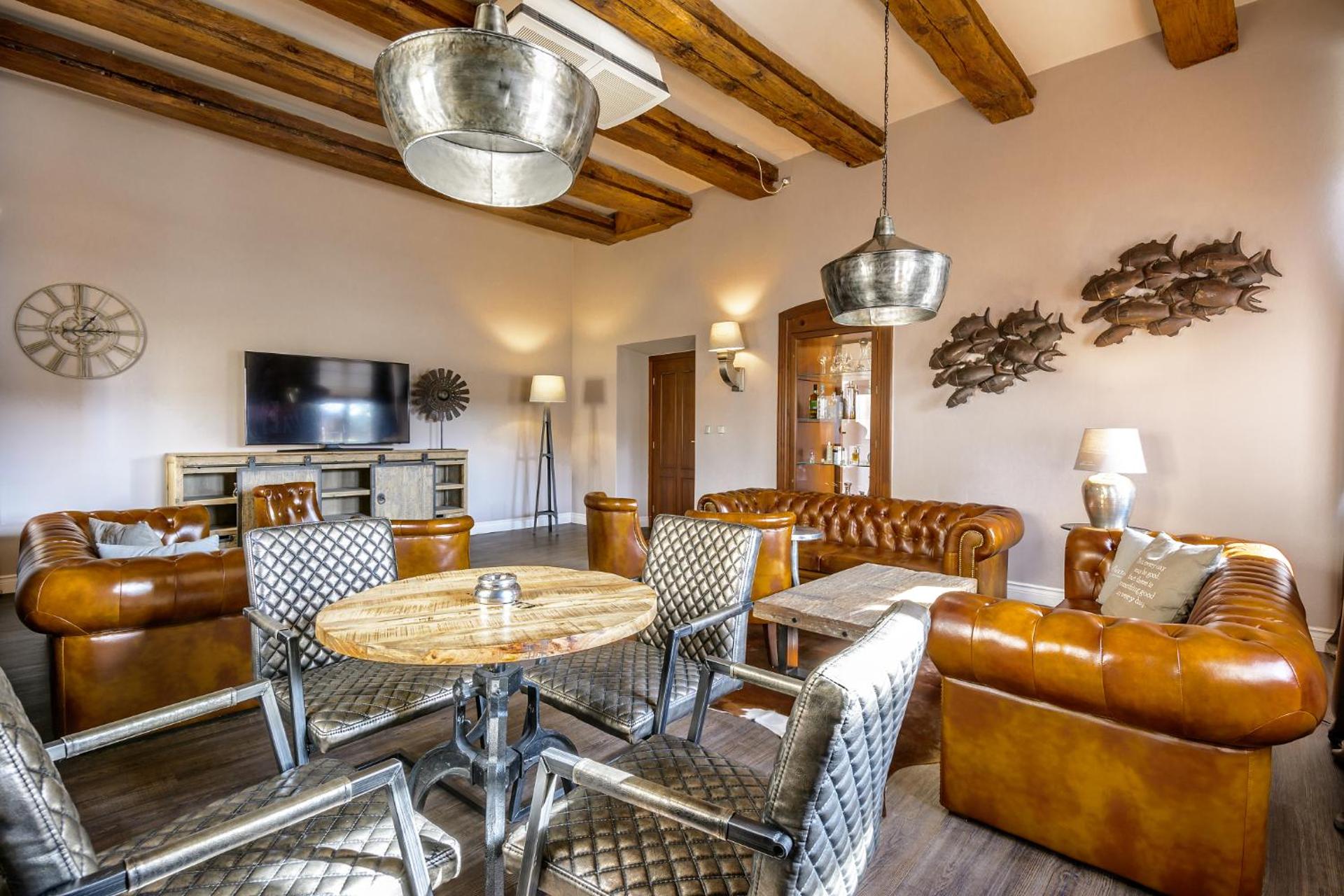 Communal lounge/ TV room