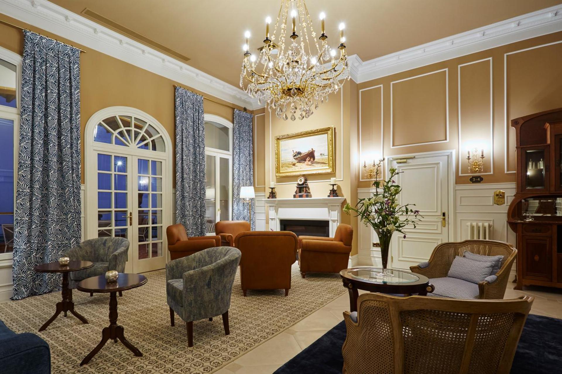 Communal lounge/ TV room