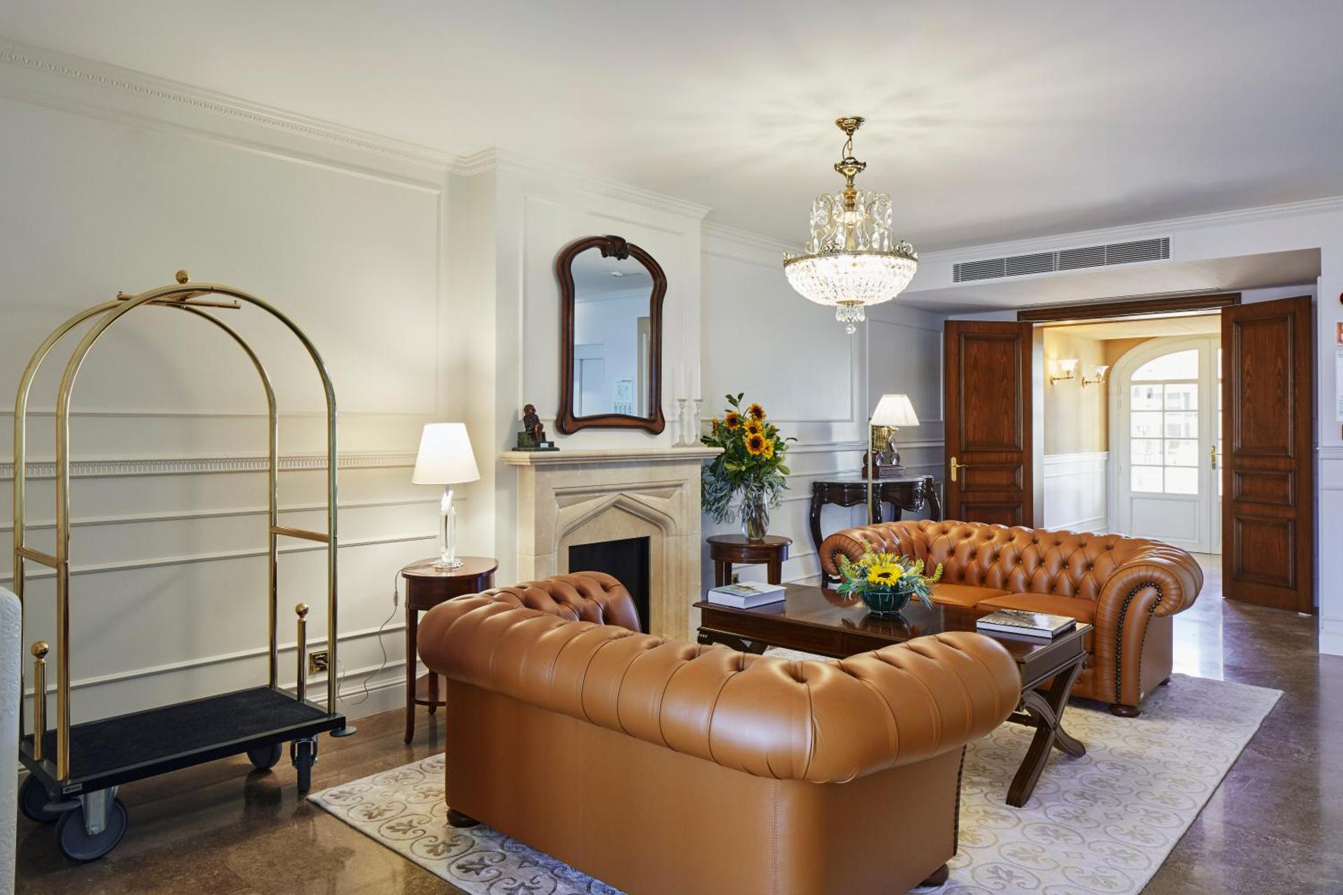 Communal lounge/ TV room