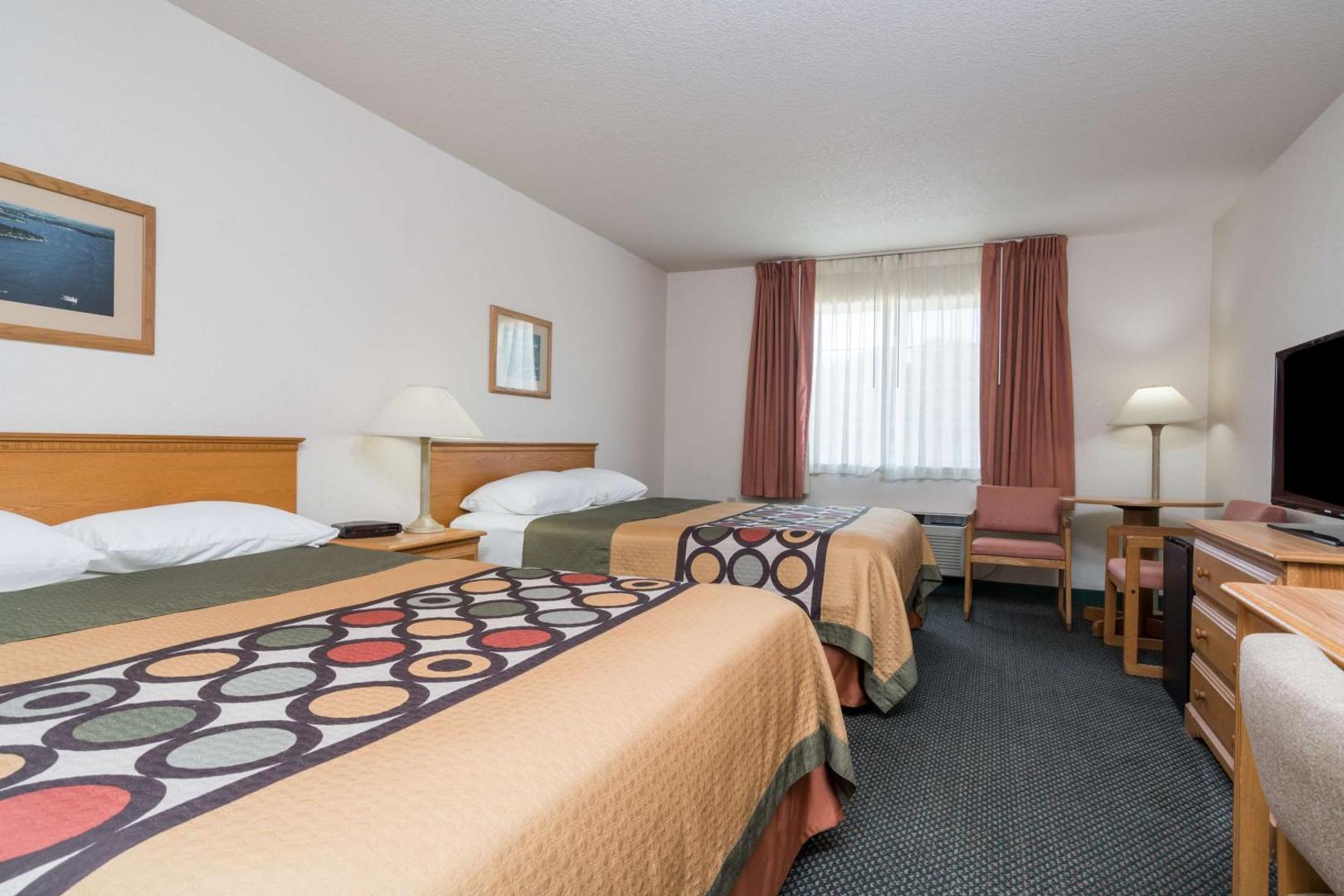 Super 8 by Wyndham Sheldon photo 3