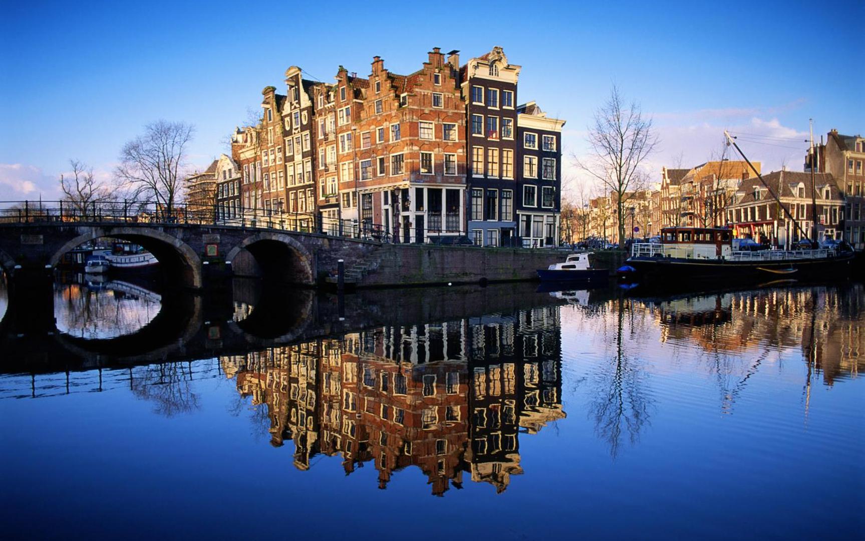 Central & Quiet Canal Apartment photo 3