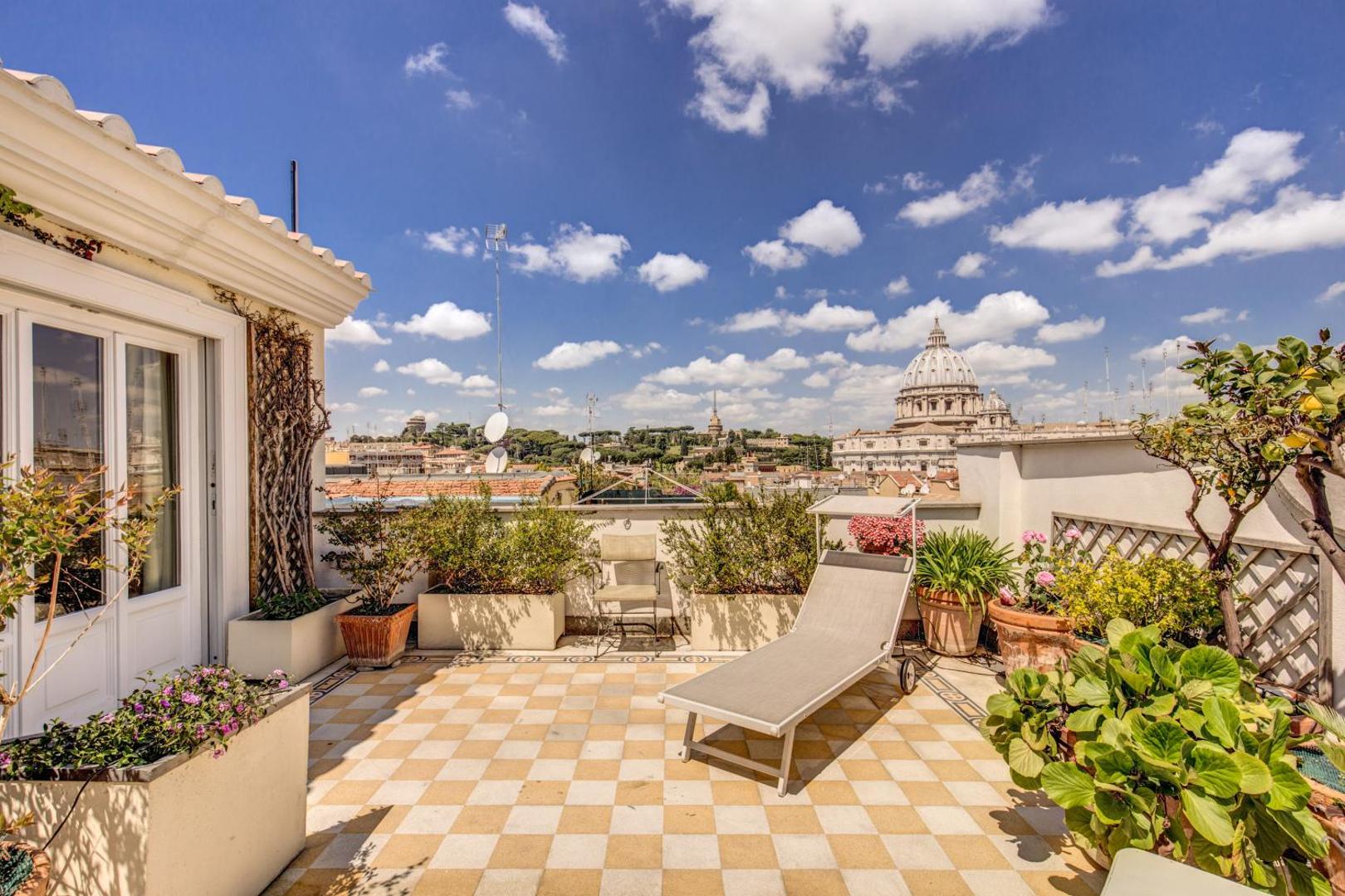 Attic with Terrace Overlooking St Peter's Basilicaの写真10