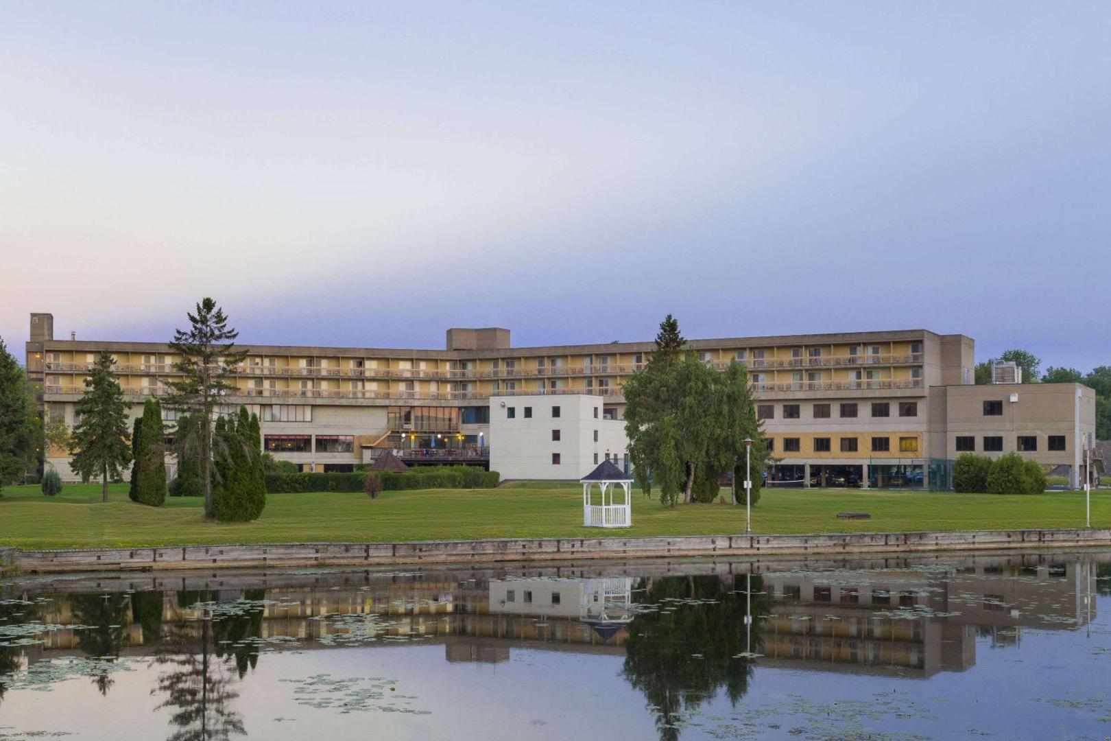 Foto 2: Ramada by Wyndham Belleville Harbourview Conference Center