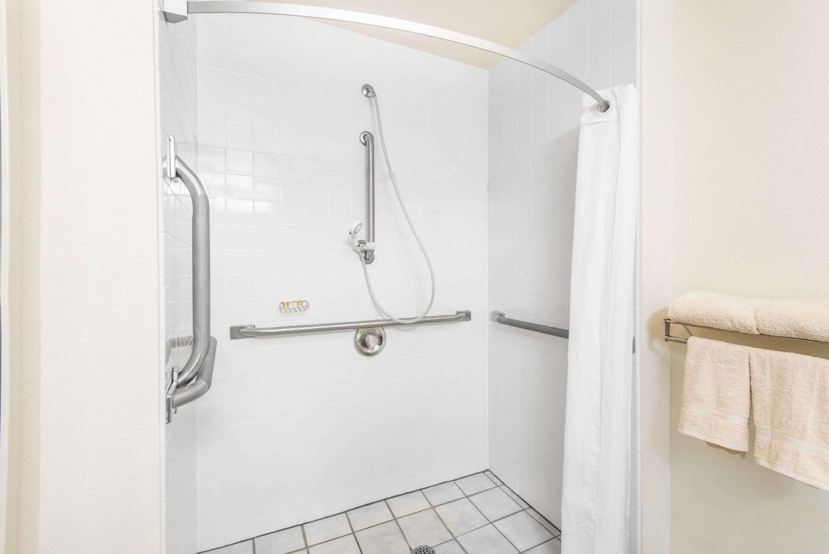 Foto 4: Super 8 by Wyndham West Middlesex/Sharon Area