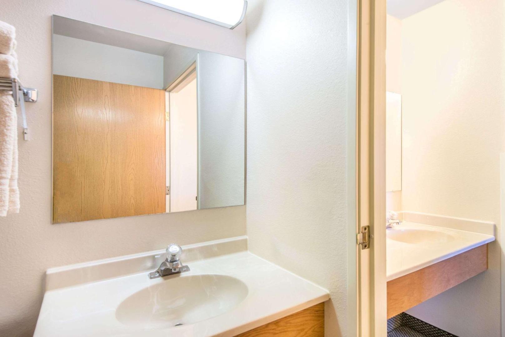 Foto 7: Super 8 by Wyndham West Middlesex/Sharon Area