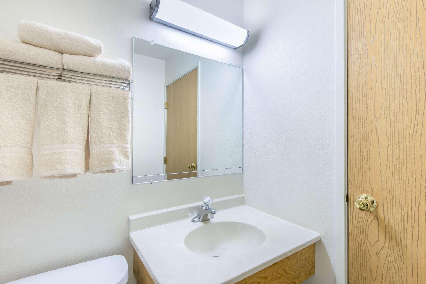Foto 8: Super 8 by Wyndham West Middlesex/Sharon Area