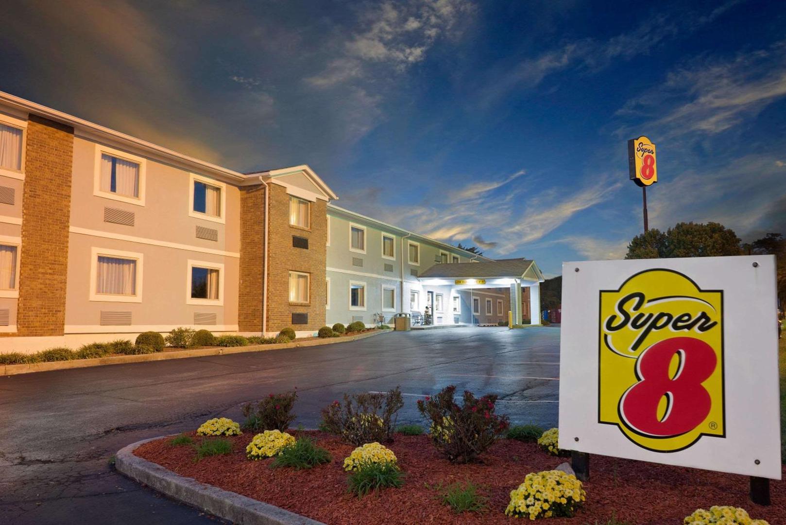 Foto 2: Super 8 by Wyndham Lexington Hamburg Area