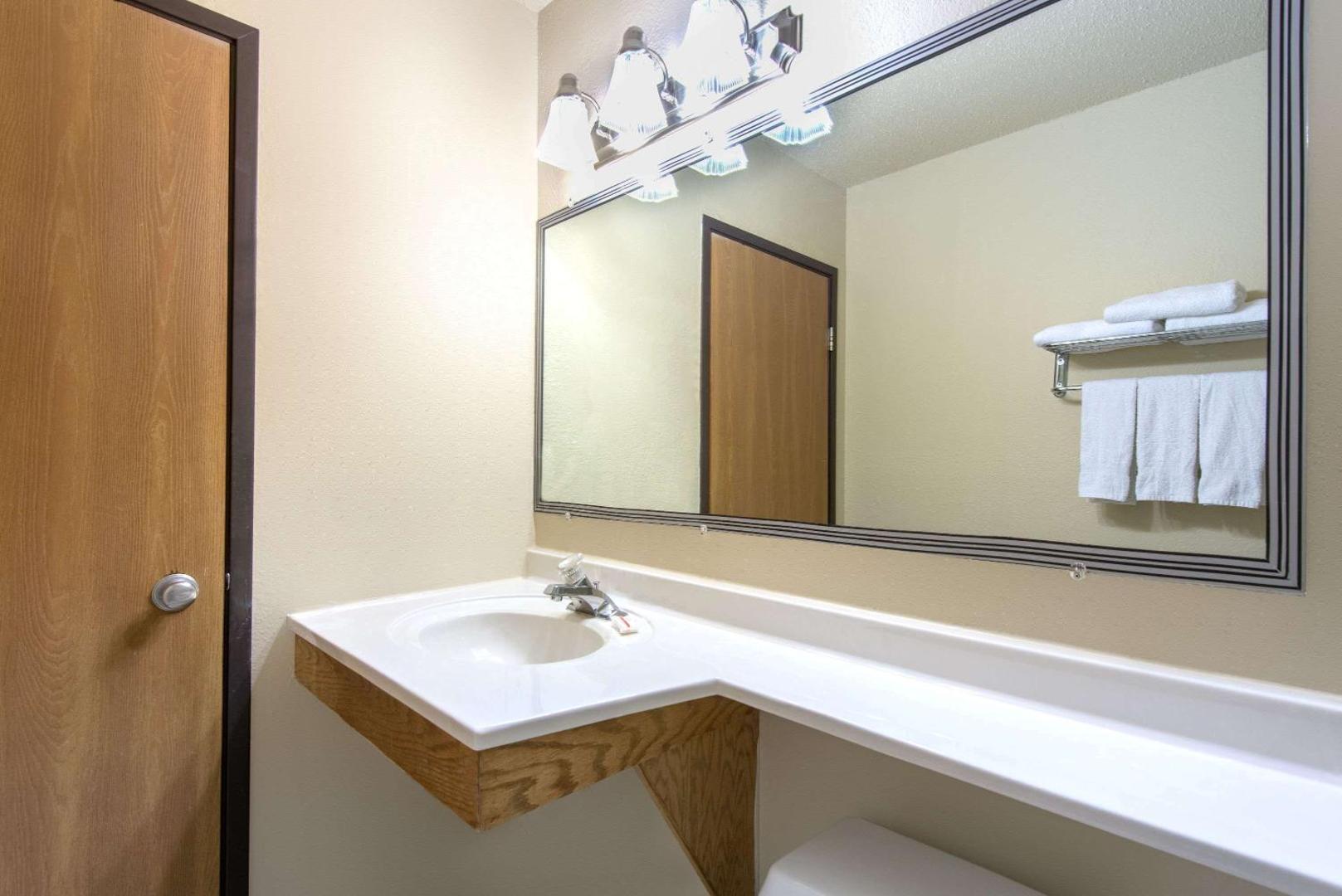 Super 8 by Wyndham Youngstown/Austintown photo 5