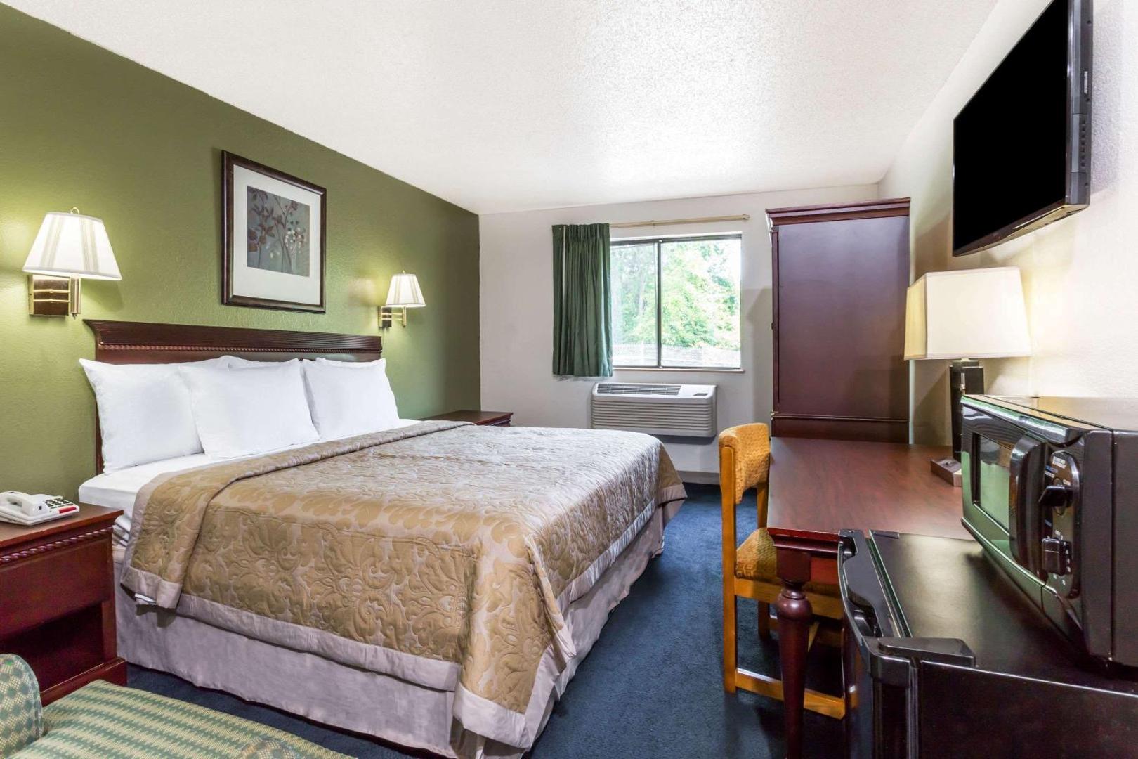 Super 8 by Wyndham Hampton photo 10