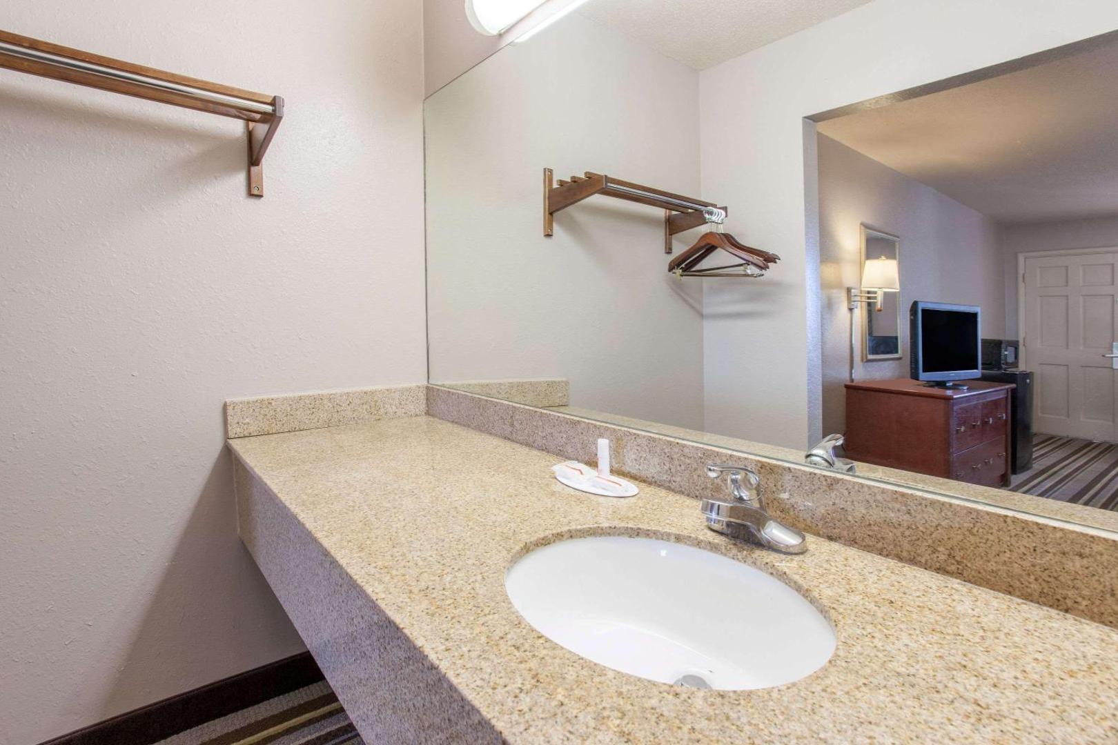 Photo 6 : Super 8 by Wyndham West Monroe