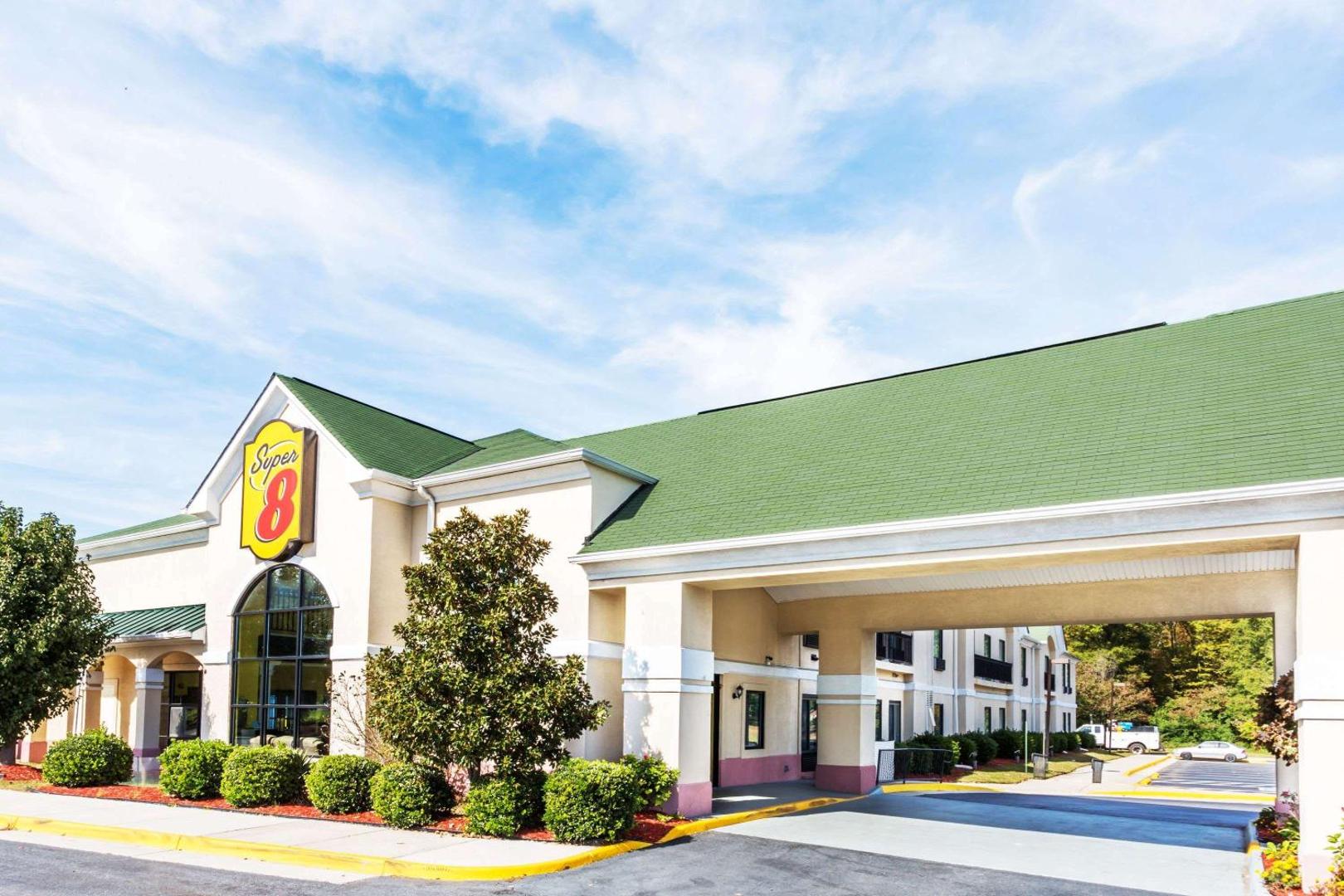 Фотография 2: Super 8 by Wyndham Hull Street Midlothian Richmond Area