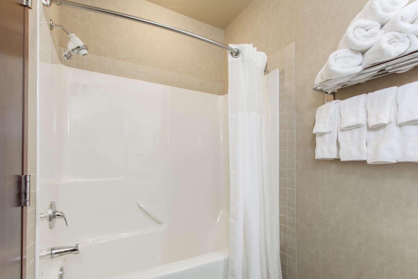 Foto 7: Ramada by Wyndham Camrose