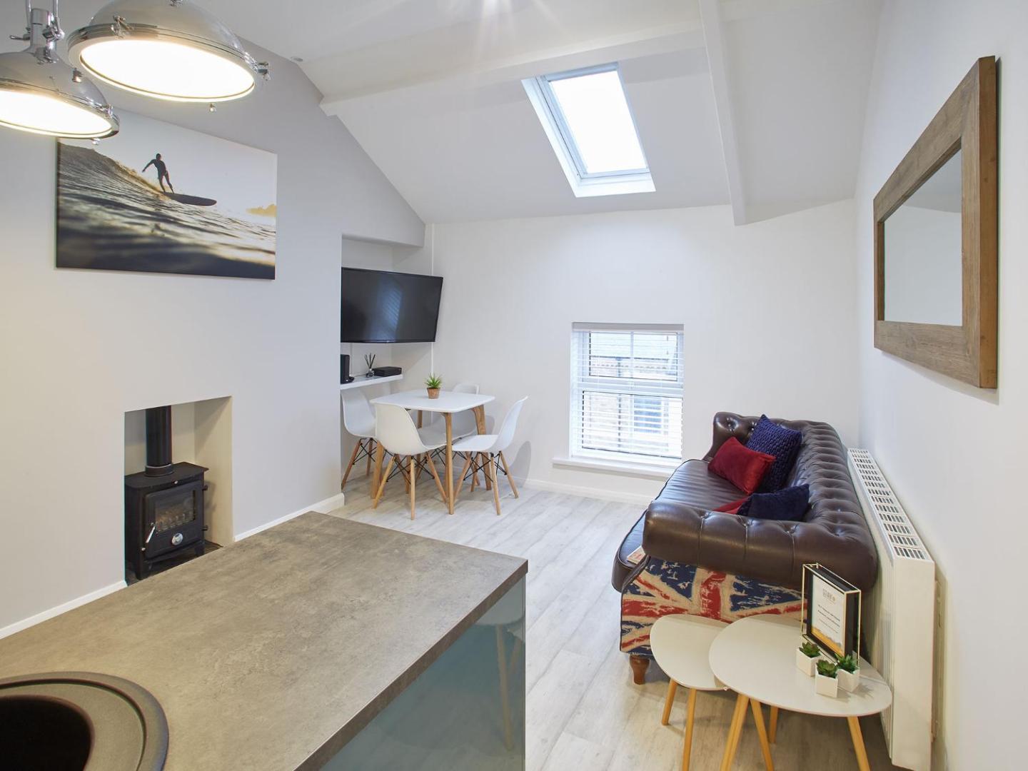 Фотография 3: Host & Stay - The Surfer's Loft Apartment
