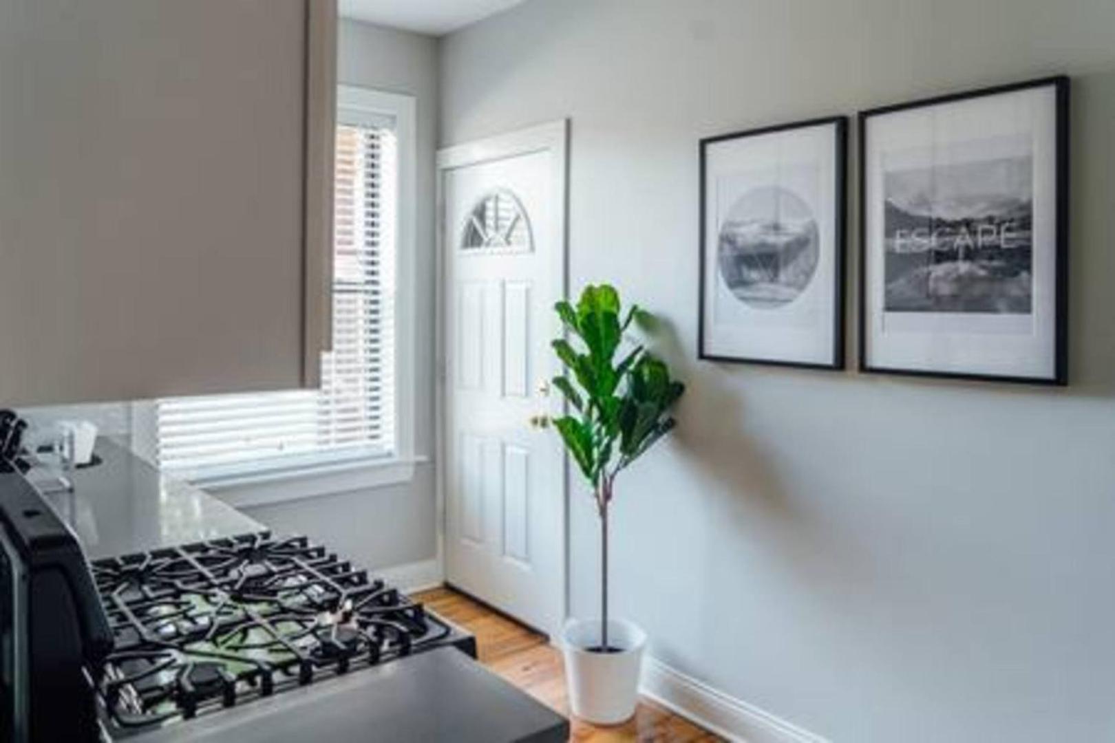 Fotografie 3: Convenient & Newly Decorated 1BR Apartment - Roscoe 1D
