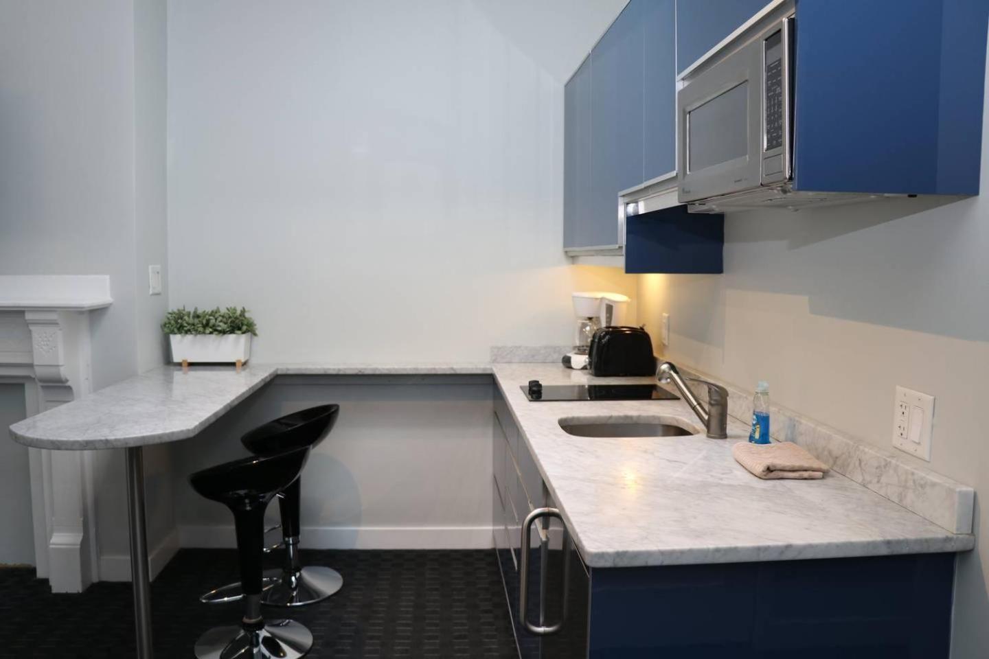Foto 9: Stylish Studio on Newbury St, THIS IS BOSTON! #12