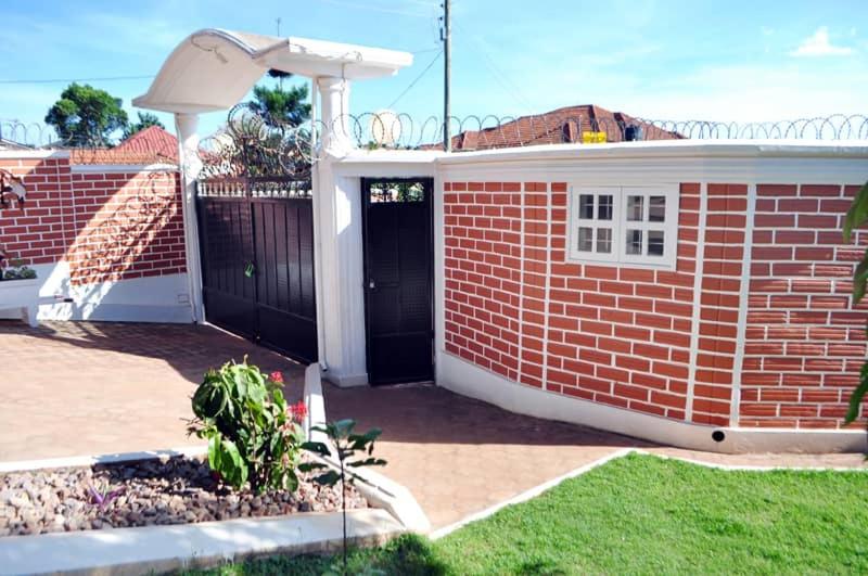 Foto 6: Plot 4 Kavuma Close