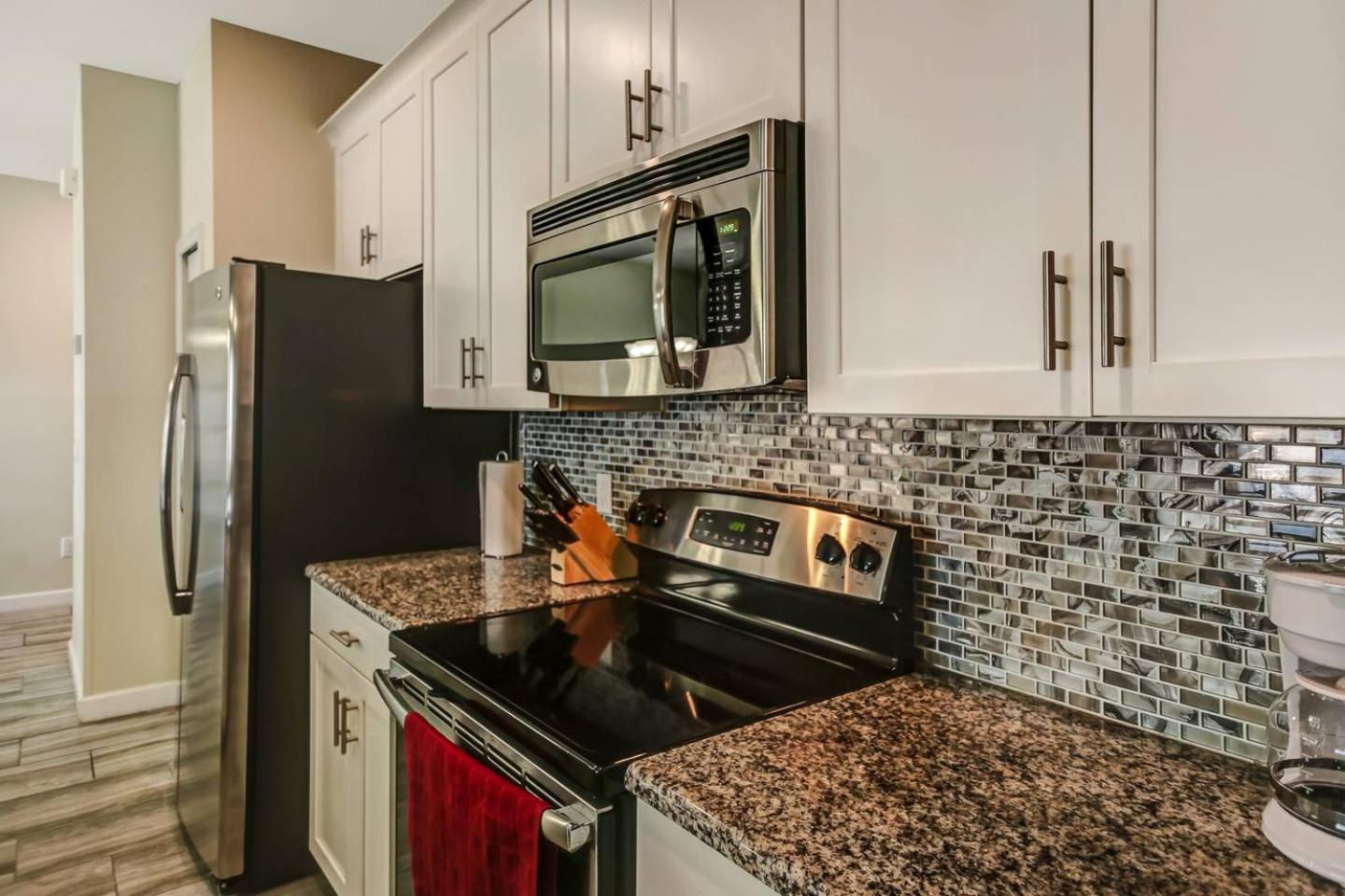 Φωτογραφία 10: F - New 4 Bedroom Home - 5 Miles to Disney - Free Water Park - Private Pool