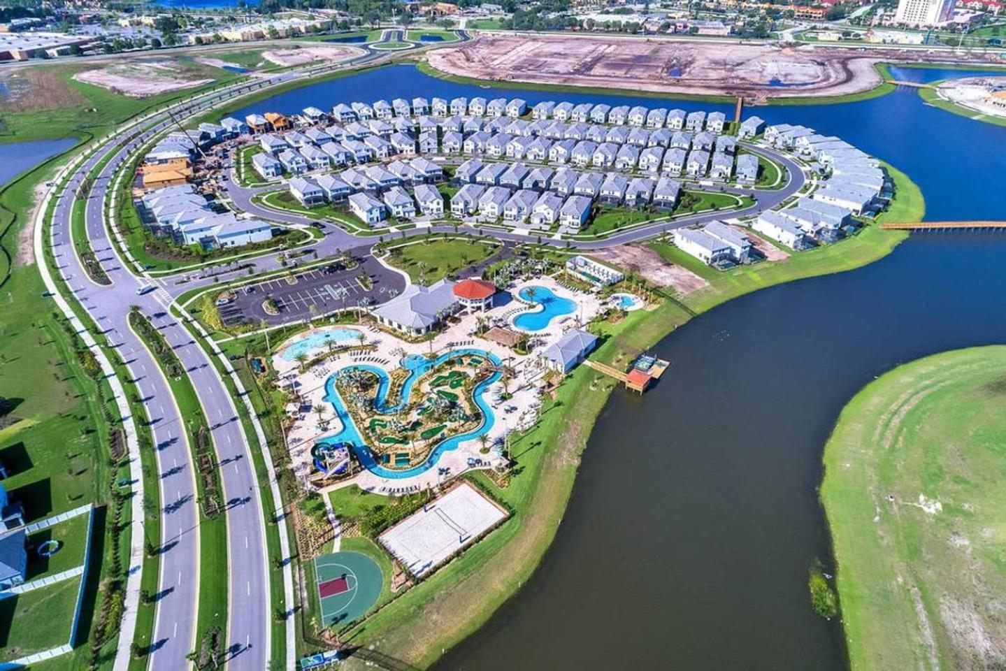 Foto 5: A - New 4 Bedroom Home - 5 Miles to Disney - Free Water Park - Private Pool
