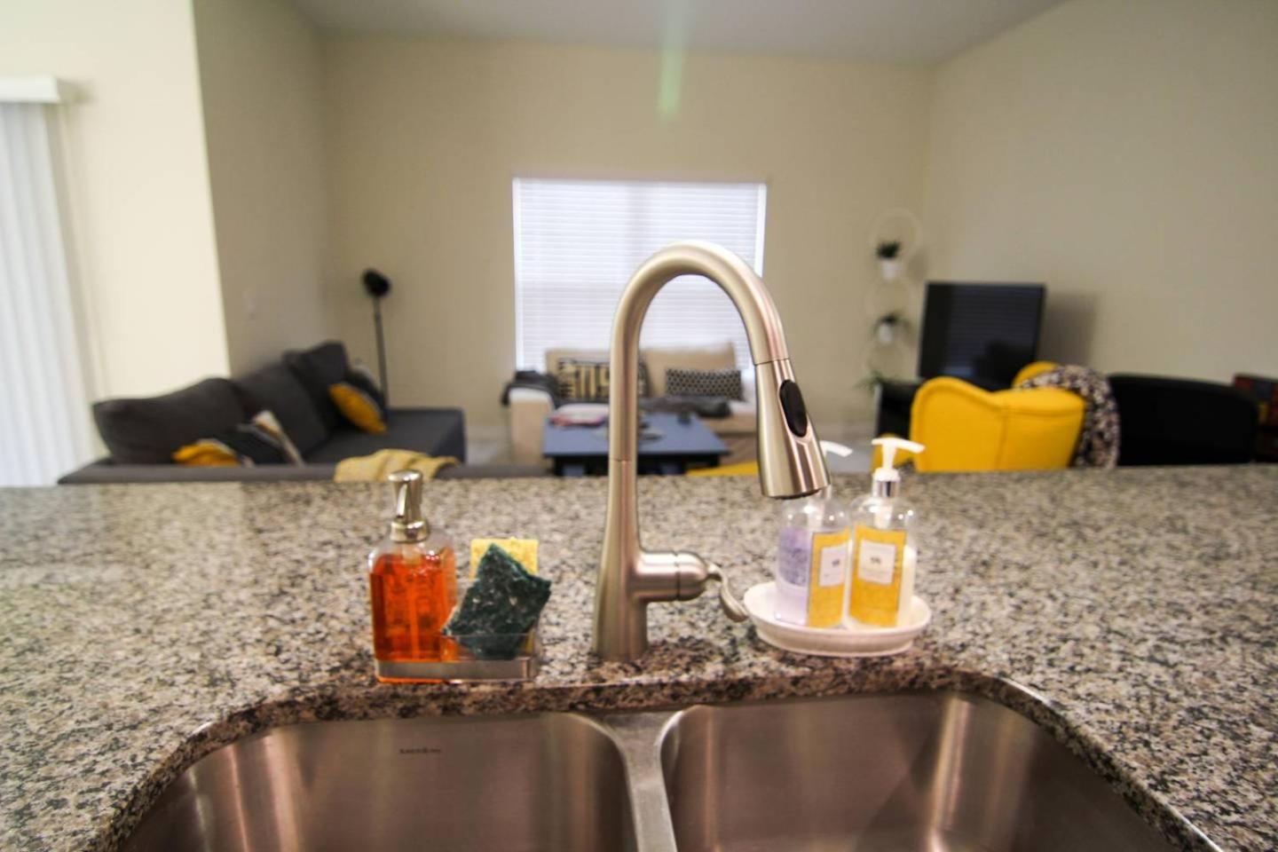 Foto 10: A - New 4 Bedroom Home - 5 Miles to Disney - Free Water Park - Private Pool