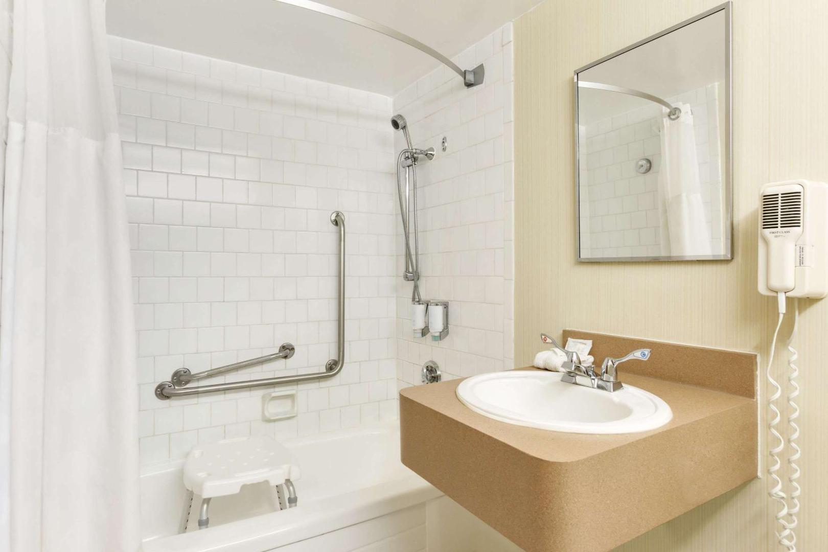 Foto 5: Ramada by Wyndham Belleville Harbourview Conference Center