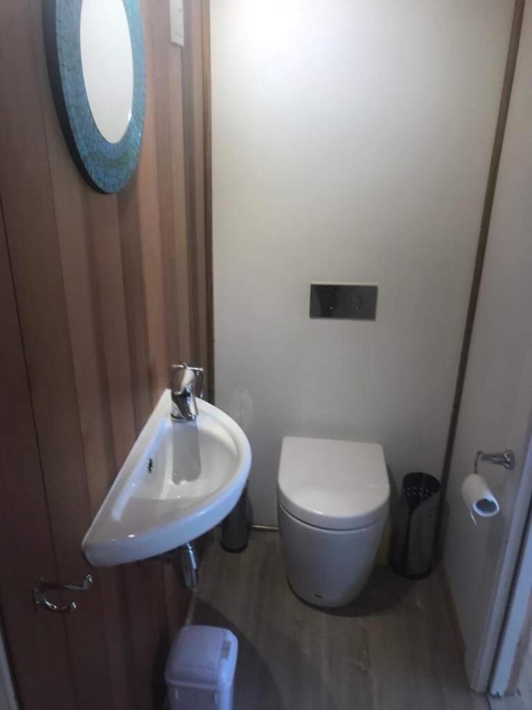 Foto 3: Studio with water views