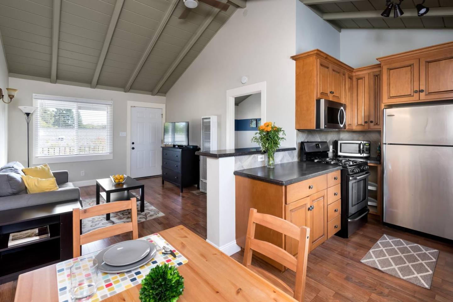 Φωτογραφία 10: Spacious, Soaring Ceilings, Near Downtown MV, GOOG