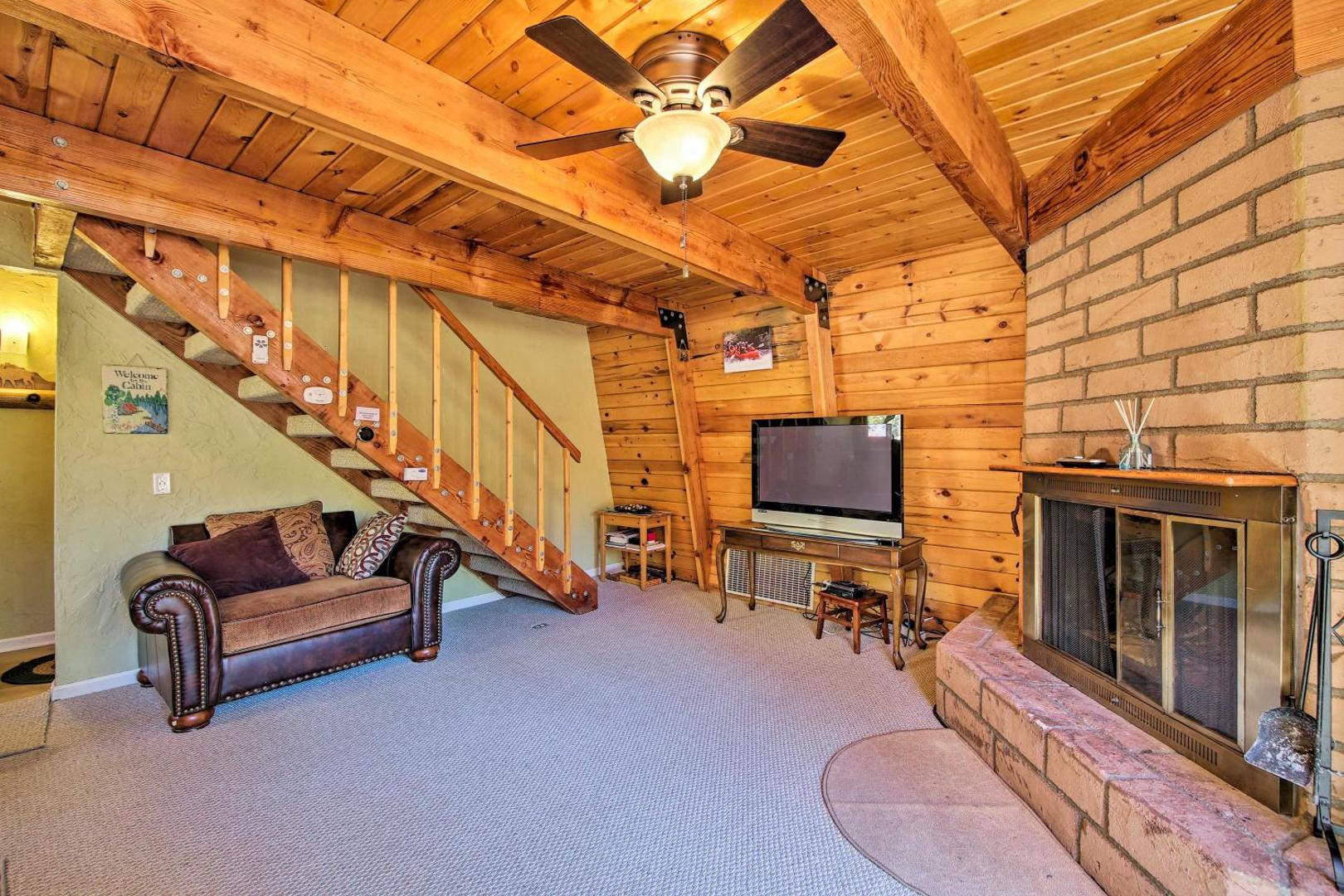 Billede 5: Cabin with Deck and Hot Tub Walk to Big Bear Lake!