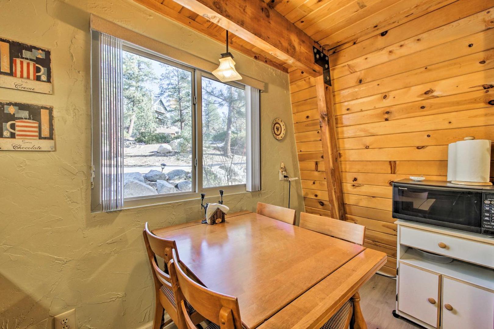 Billede 9: Cabin with Deck and Hot Tub Walk to Big Bear Lake!
