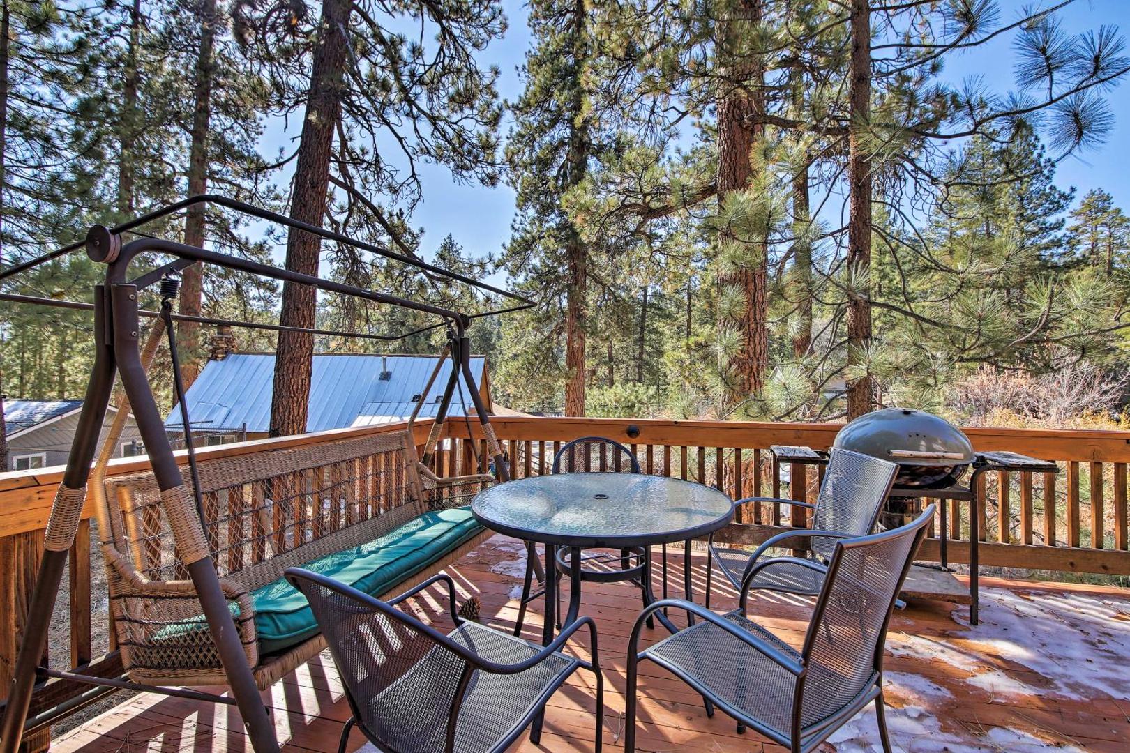 Billede 2: Cabin with Deck and Hot Tub Walk to Big Bear Lake!