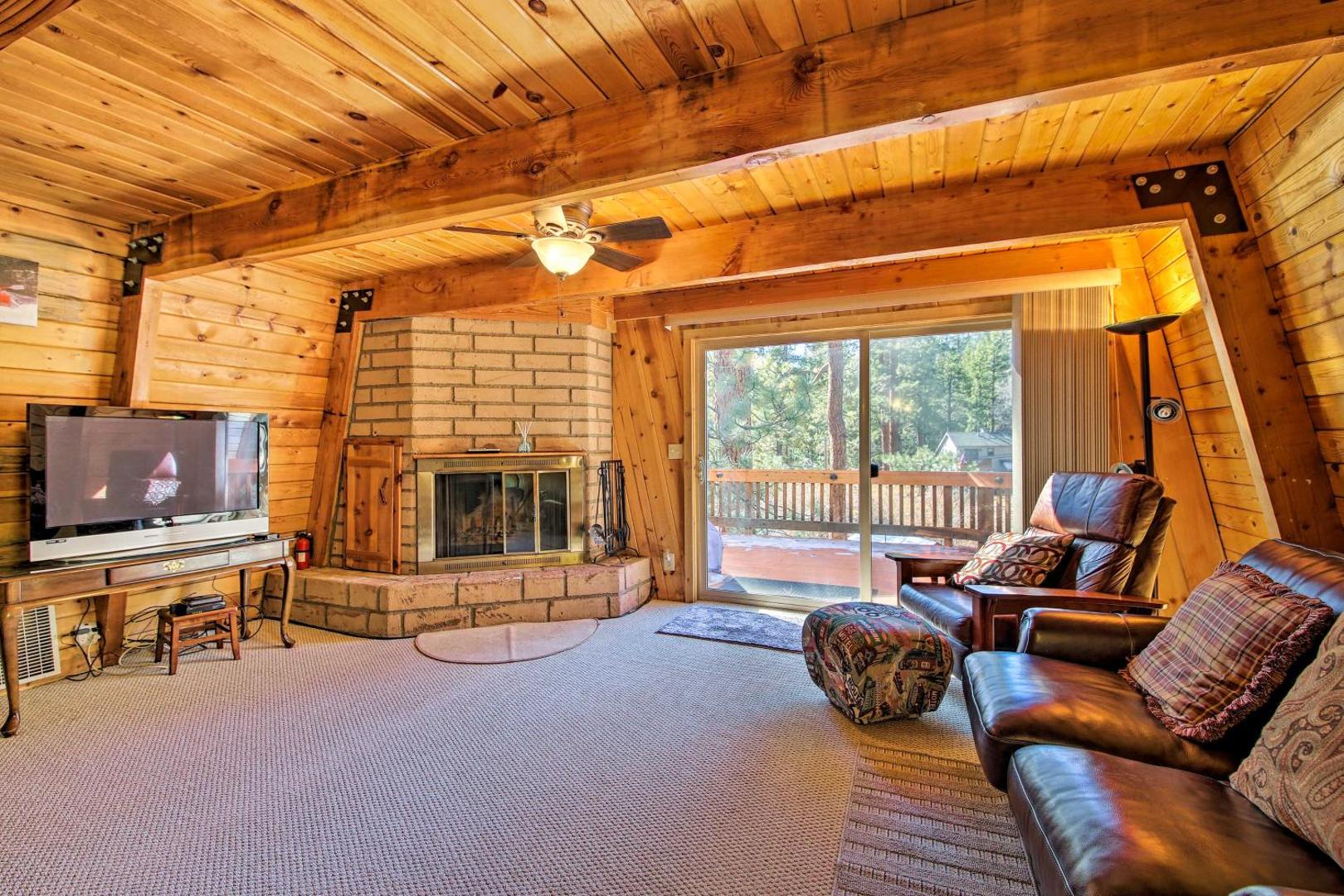 Billede 4: Cabin with Deck and Hot Tub Walk to Big Bear Lake!