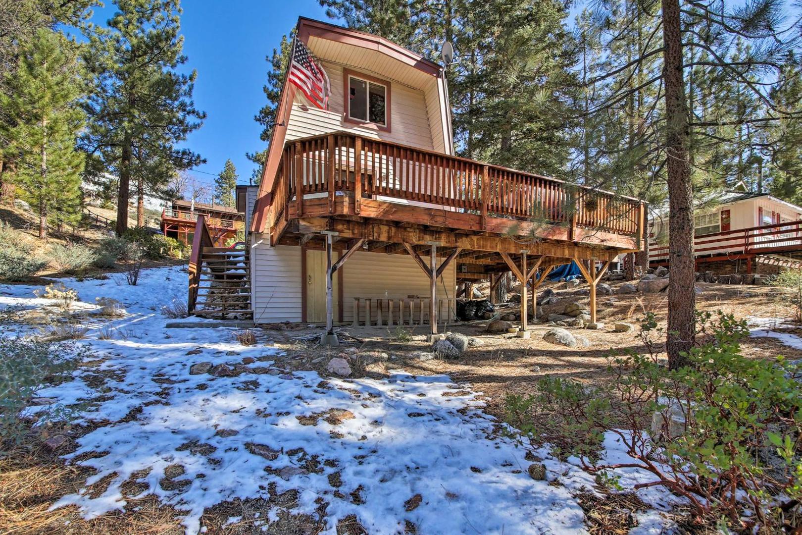 Billede 3: Cabin with Deck and Hot Tub Walk to Big Bear Lake!