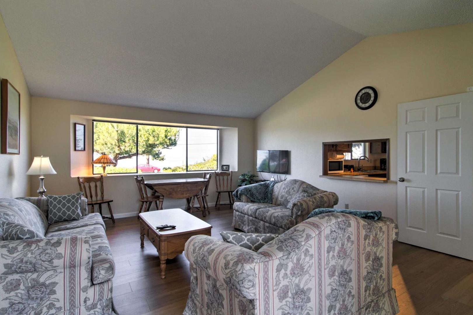 Billede 8: Sequim Condo with View, Easy Access to Private Beach