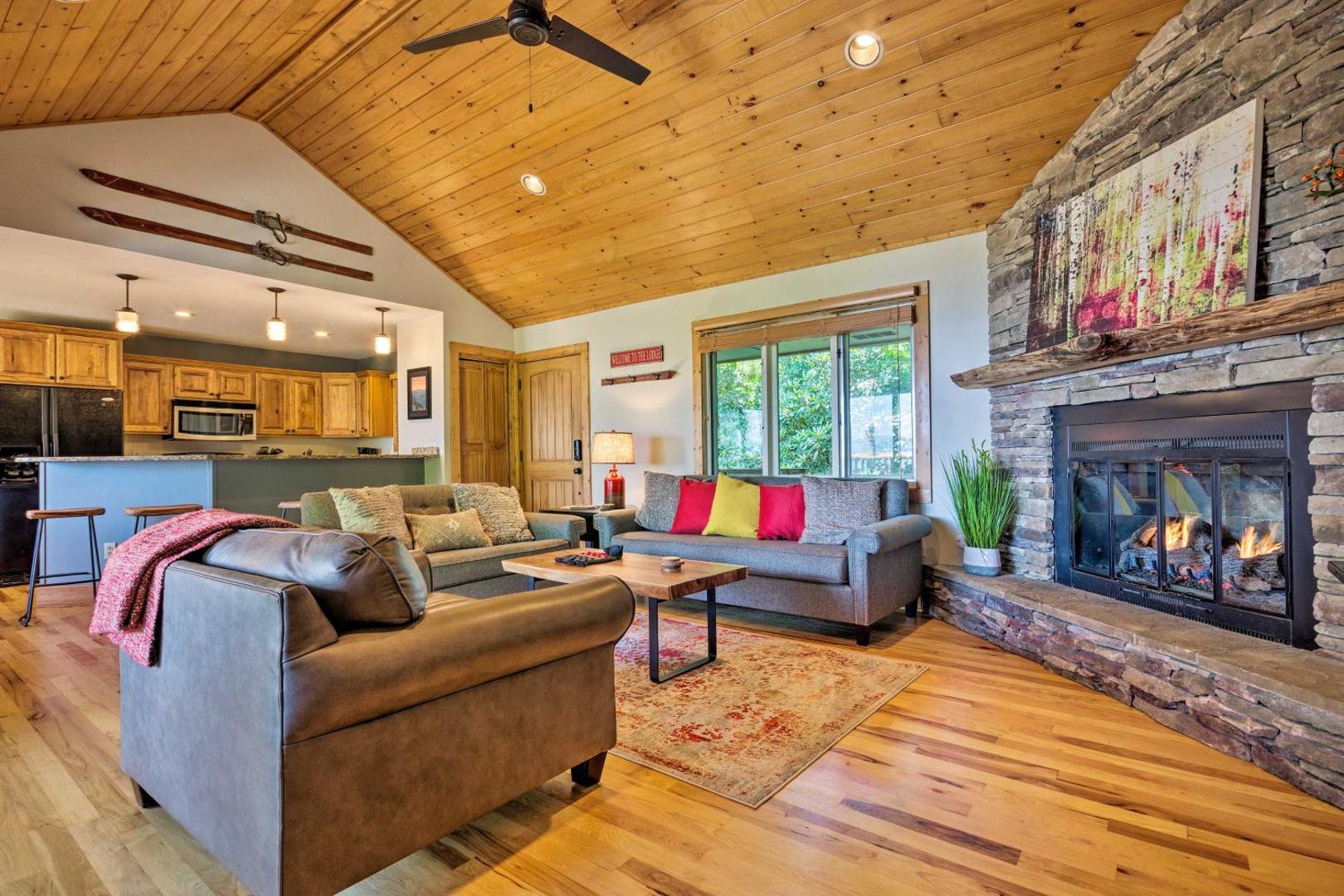 Zdjęcie 3: Cabin w/ Fireplace & Mountain Views: 5 Mi to Boone