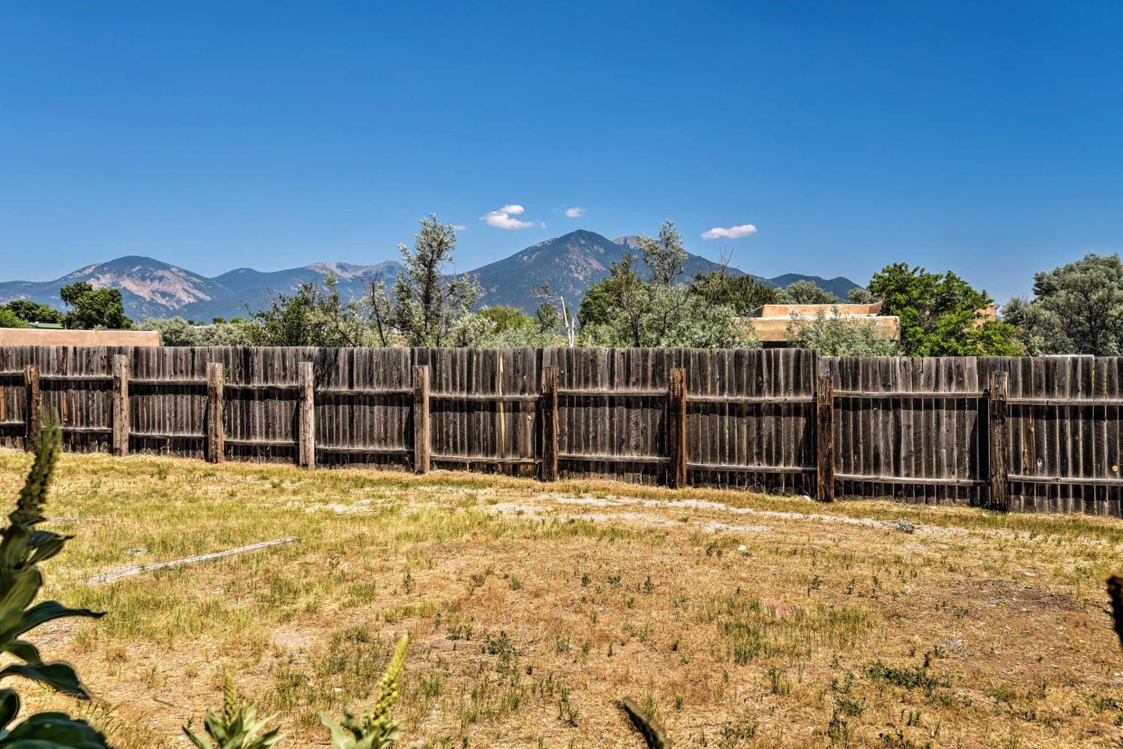 Bilde 3: Chic Studio with Grill - 25 Mins to Taos Ski Valley!