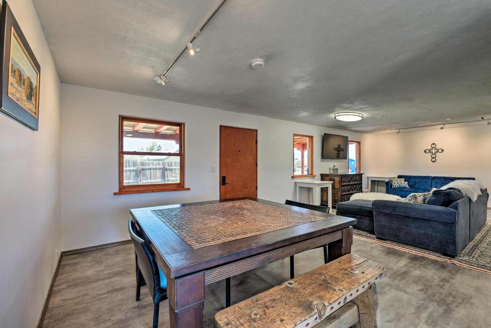 Bilde 7: Chic Studio with Grill - 25 Mins to Taos Ski Valley!